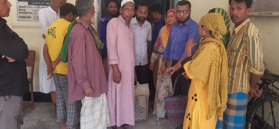টেপাখড়িবাড়ী ইউনিয়ন পরিষদে দুস্থ্য পরিবারের মাঝে শুকনা খাবার বিতরণ