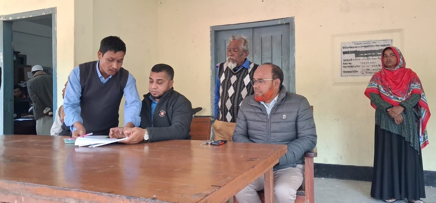 ইউপি চেয়ারম্যান জনাব মোঃ রবিউল ইসলাম সাহিন কর্তৃক ভিডব্লিউবি চাল বিতরণ করণ