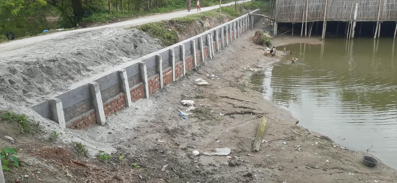 দক্ষিন খড়িবাড়ী কাল্টুর বাড়ীর নিকট রাস্তার ভাংগায় গাইডওয়াল নির্মাণ করন। ওয়ার্ডনং-০৭ অর্থবছর-২০২৫-২৬ বাস্তবায়ন-২০২৬-২৭