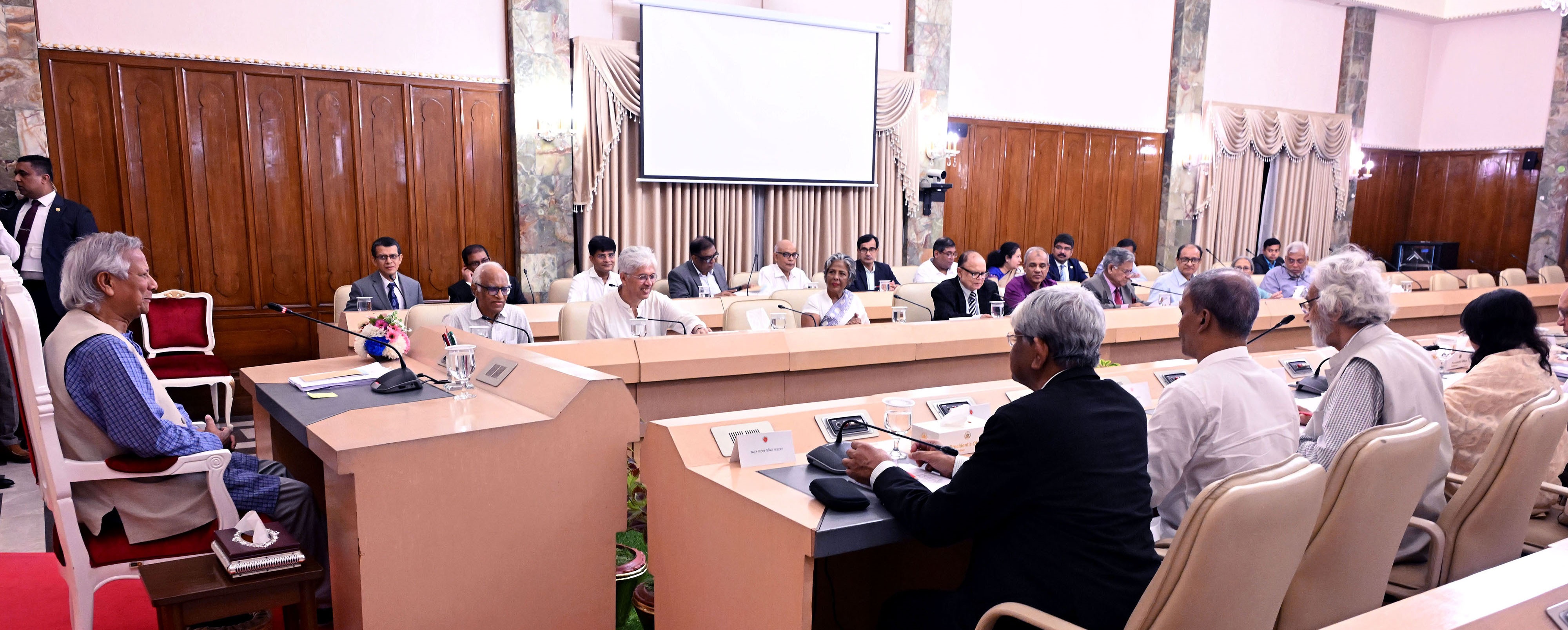 মাননীয় প্রধান উপদেষ্টা ড. মুহাম্মদ ইউনূস বঙ্গভবনের কেবিনেট সভাকক্ষে উপদেষ্টা পরিষদ বৈঠকে সভাপত্বি করেন (১৬ আগস্ট, ২০২৪)
