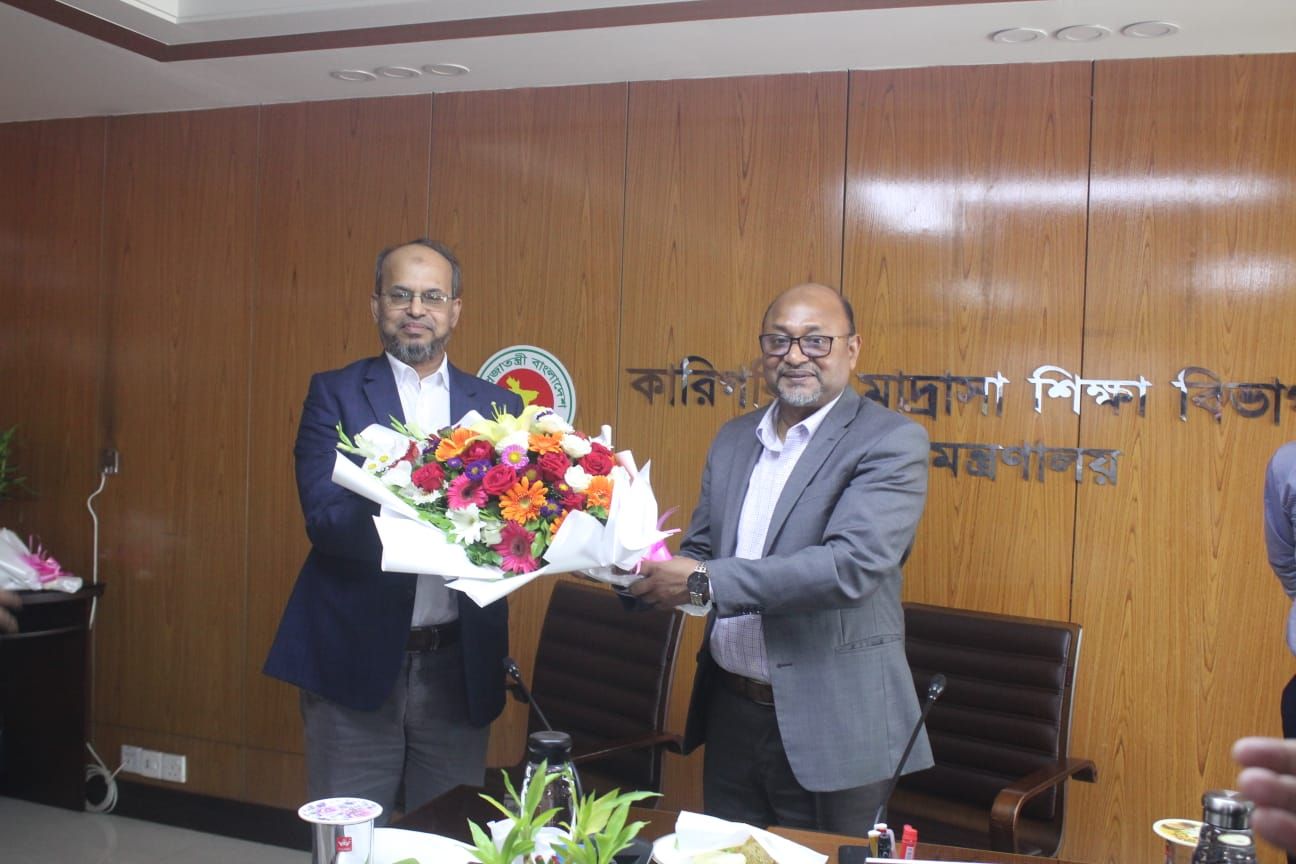 কারিগরি ও মাদ্রাসা শিক্ষা বিভাগের বিদায়ী সচিব জনাব মুহাম্মদ রফিকুল ইসলাম মহোদয়কে বিদায়ী শুভেচ্ছা জ্ঞাপন করছেন এ বিভাগের নবযোগদানকৃত সচিব জনাব মোঃ দাউদ মিয়া এনডিসি মহোদয়