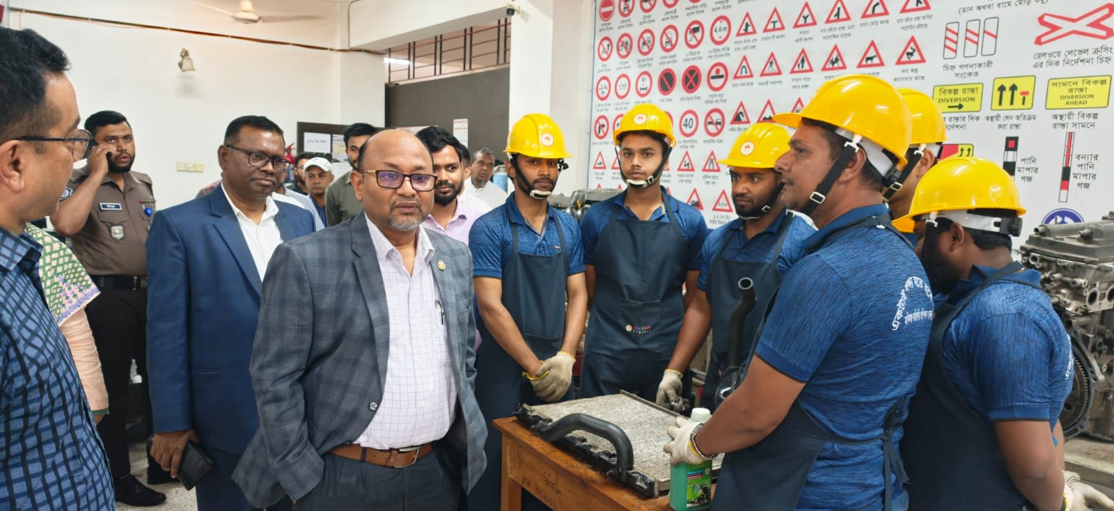 ASSET প্রকল্পের আওতায় পরিচালিত IDG ও শর্ট কোর্স প্রশিক্ষণ কার্যক্রম পরিদর্শন করেন এ বিভাগের সচিব জনাব মোঃ দাউদ মিয়া এনডিসি