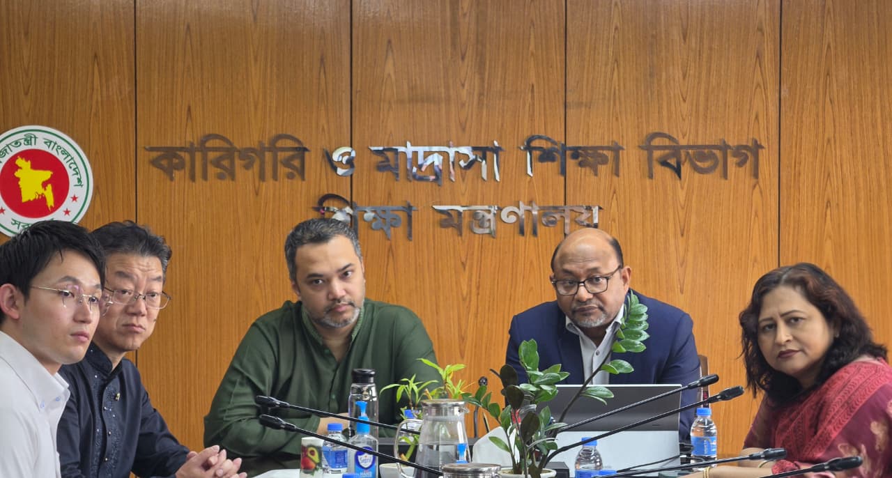 জাপানি ভাষায় দক্ষতা অর্জনে কর্মসংস্থান সৃষ্টির লক্ষ্যে জাপানি প্রতিনিধি দলের সাথে মাননীয় প্রধানমন্ত্রীর শিক্ষা বিষয়ক উপদেষ্টা জনাব মাহদী আমিন মহোদয়ের উপস্থিতিতে ও এ বিভাগের সচিব জনাব দাউদ মিয়া এনডিসি-এর সভাপতিত্বে অনুষ্ঠিত সভার স্থিরচিত্র।