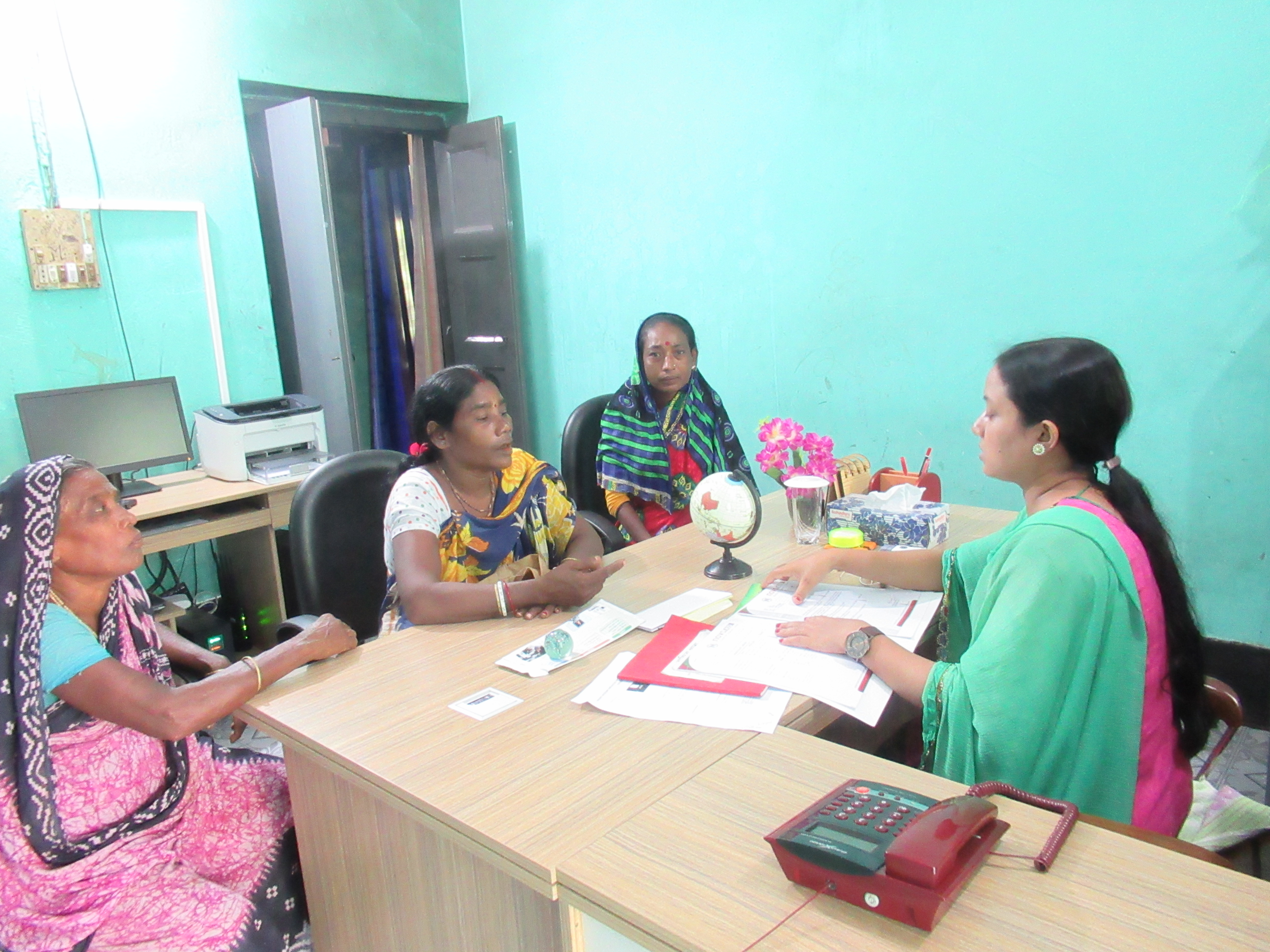 তথ্যকেন্দ্রে সেবা প্রদান।