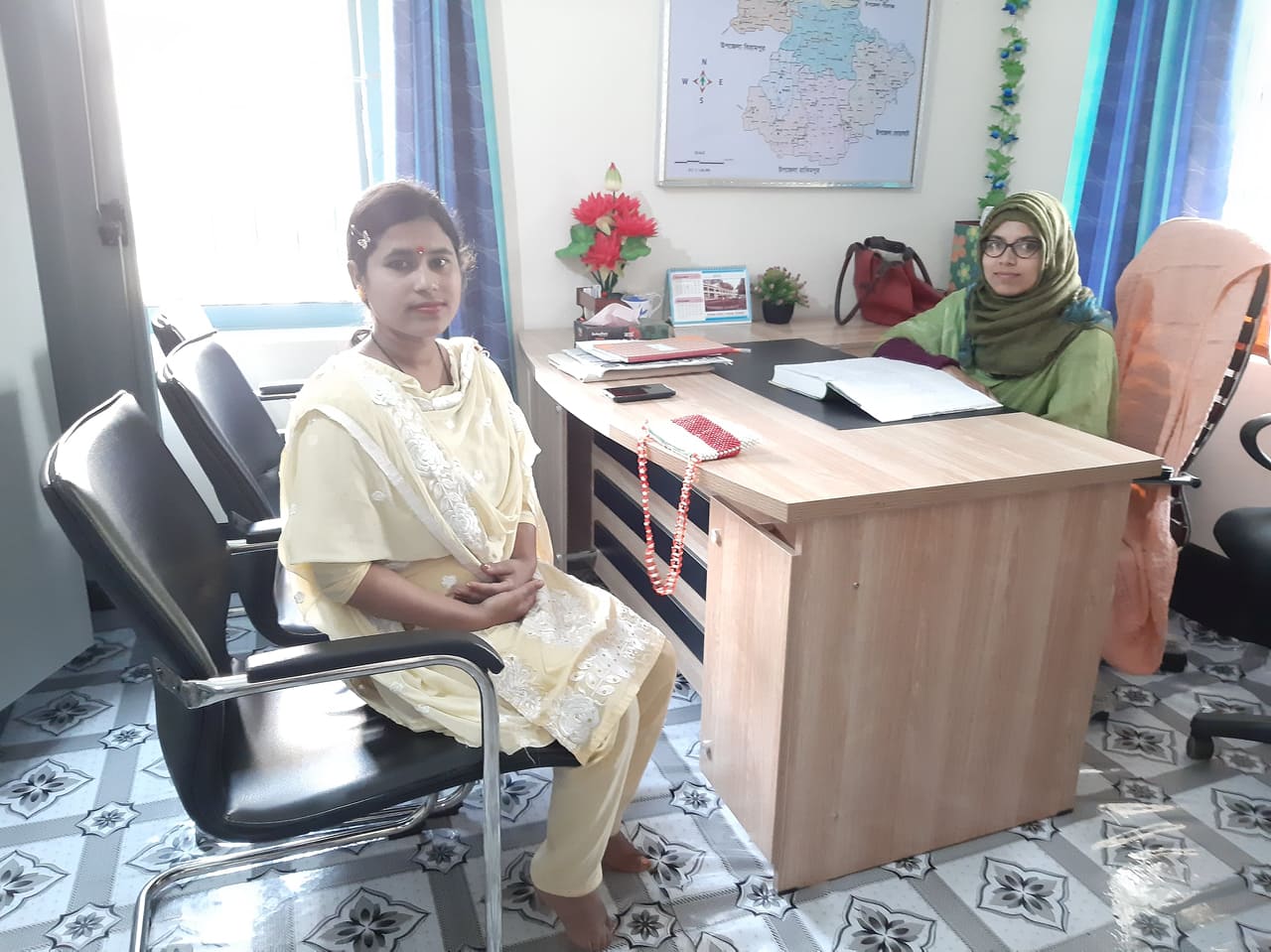 তথ্যকেন্দ্রে সেবা প্রদানের ছবি