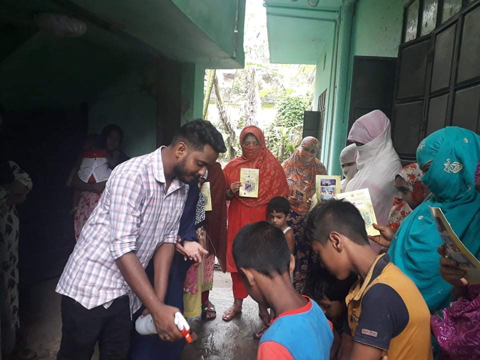 করোনা সচেতনতায় হ্যান্ড স্যানিটাইজার বানানো