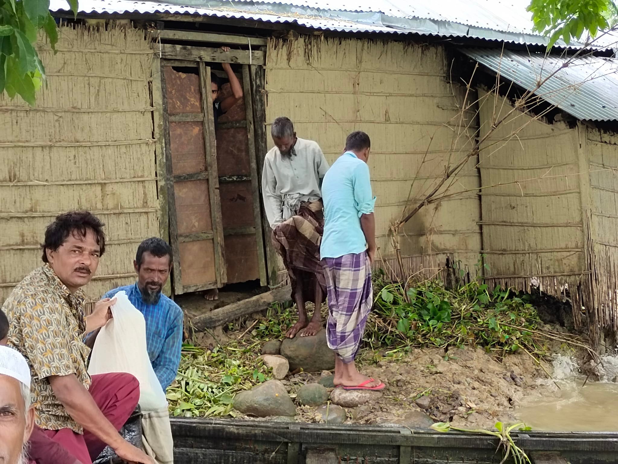 বন্যায় ক্ষতিগ্রস্থ মানুষের মধ্যে ত্র‍াণ বিতরণ