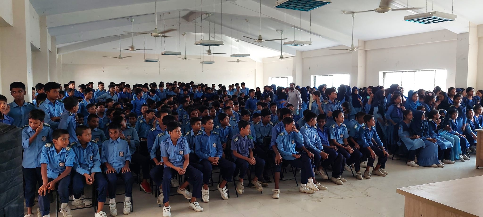 ডুমুরিয়া সরকারি টেকনিক্যাল স্কুল ও কলেজের শিক্ষার্থীদের একাংশ