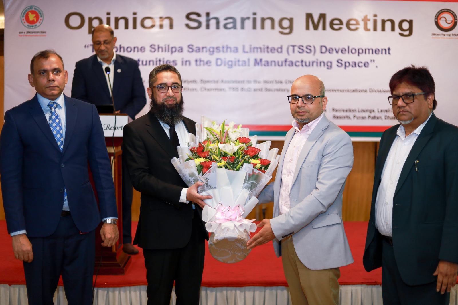 টেশিস মতবিনিময় সভা–২০২৫ এ মাননীয় প্রধান উপদেষ্টার বিশেষ সহকারী ফয়েজ আহমদ তৈয়্যব স্যারকে ফুলেল শুভেচ্ছা।