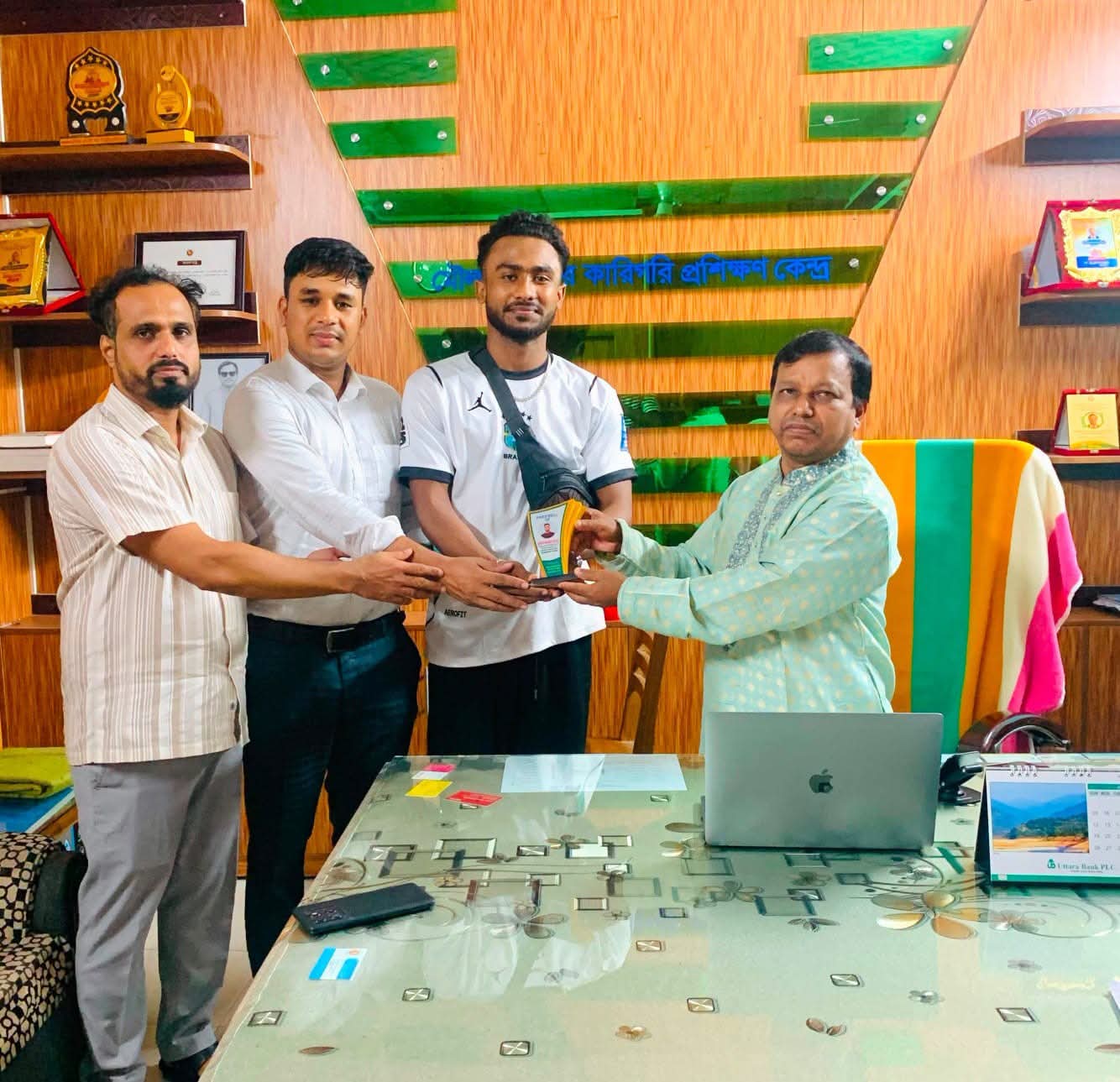 মৌলভীবাজার কারিগরি প্রশিক্ষণ কেন্দ্রের ফুড এন্ড বেভারেজ সার্ভিস(SICIP) ট্রেড এর প্রশিক্ষণর্থী আবিদুর রহমান সোহানের স্পেন গমন উপলক্ষে মৌলভীবাজার টিটিসির পক্ষ থেকে তাকে শুভেচ্ছা স্বারক প্রদান করা হয়।