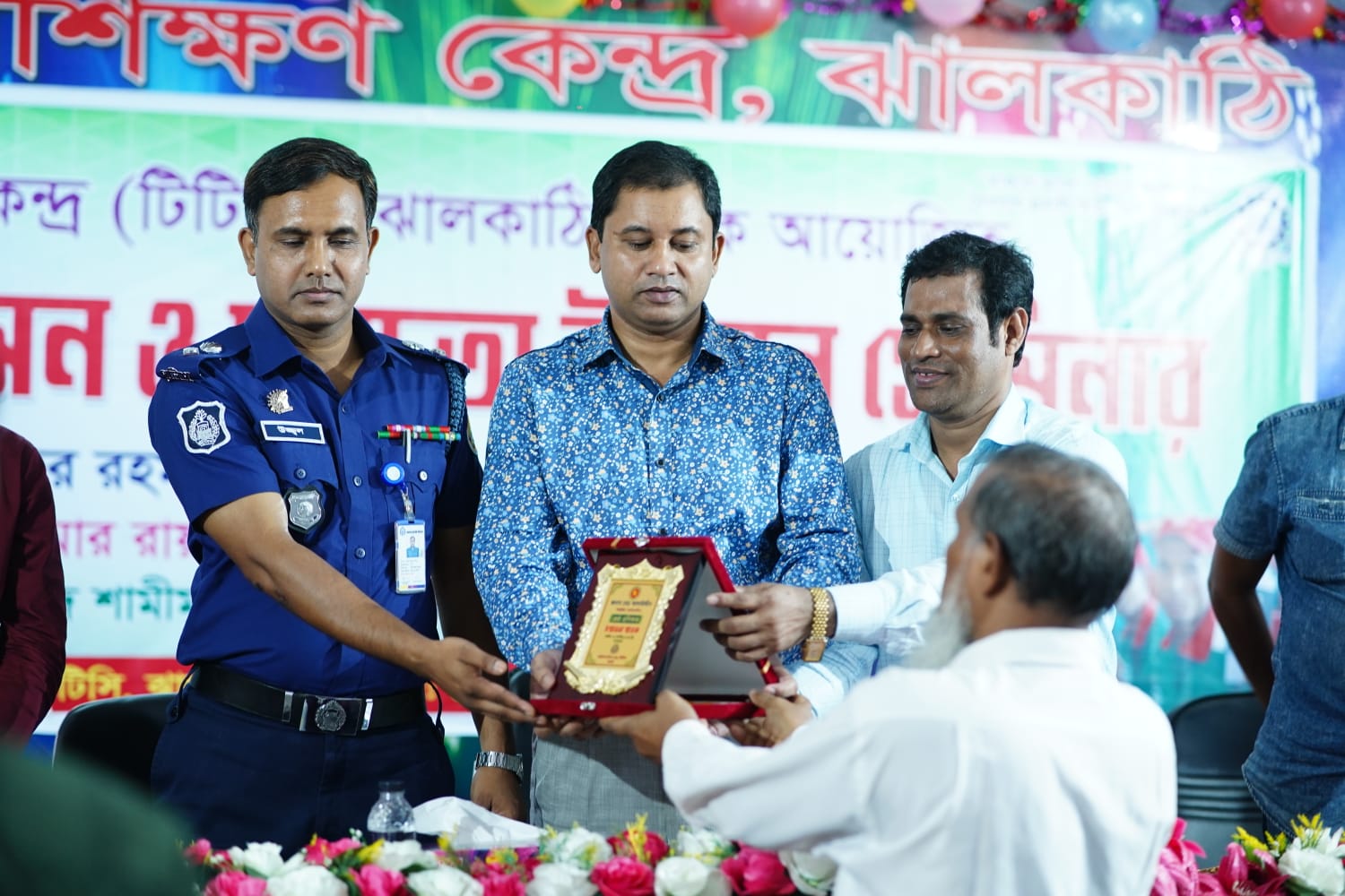 শ্রেষ্ঠ প্রশিক্ষক কর্মকর্তার পুরস্কার গ্রহণ