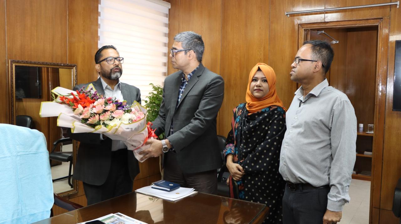 গৃহায়ন ও গণপূর্ত মন্ত্রণালয়ের নবনিযুক্ত মাননীয় প্রতিমন্ত্রী জনাব আহম্মদ সোহেল মনজুর, এমপি মহোদয়ের ফুল দিয়ে শুভেচ্ছা জানান নগর উন্নয়ন অধিদপ্তরের পরিচালক (অতিরিক্ত সচিব) জনাব মোঃ মাহমুদ আলী