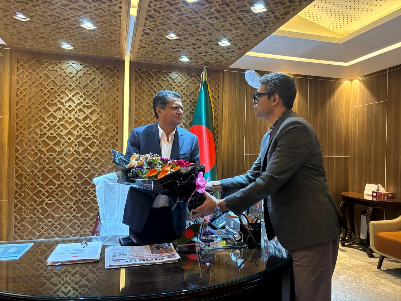 গৃহায়ন ও গণপূর্ত মন্ত্রণালয়ের নবনিযুক্ত মন্ত্রী জনাব জাকারিয়া তাহের এমপি কে ফুল দিয়ে শুভেচ্ছা জানান নগর উন্নয়ন অধিদপ্তরের পরিচালক (অতিরিক্ত সচিব) জনাব মোঃ মাহমুদ আলী