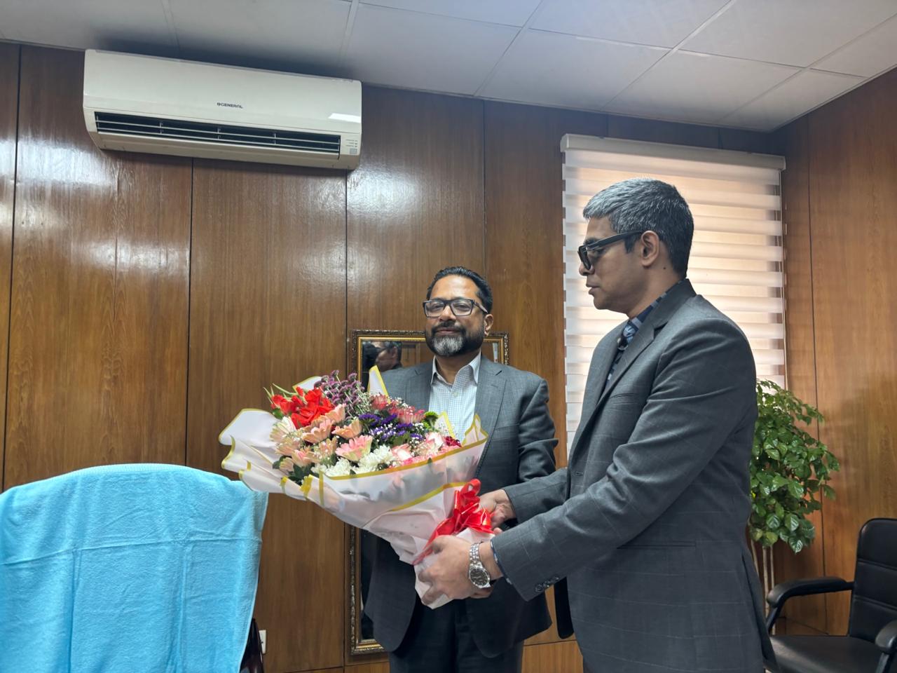 গৃহায়ন ও গণপূর্ত মন্ত্রণালয়ের নবনিযুক্ত মাননীয় প্রতিমন্ত্রী জনাব আহম্মদ সোহেল মনজুর, এমপি মহোদয়কে ফুল দিয়ে শুভেচ্ছা জানান নগর উন্নয়ন অধিদপ্তরের পরিচালক (অতিরিক্ত সচিব) জনাব মোঃ মাহমুদ আলী