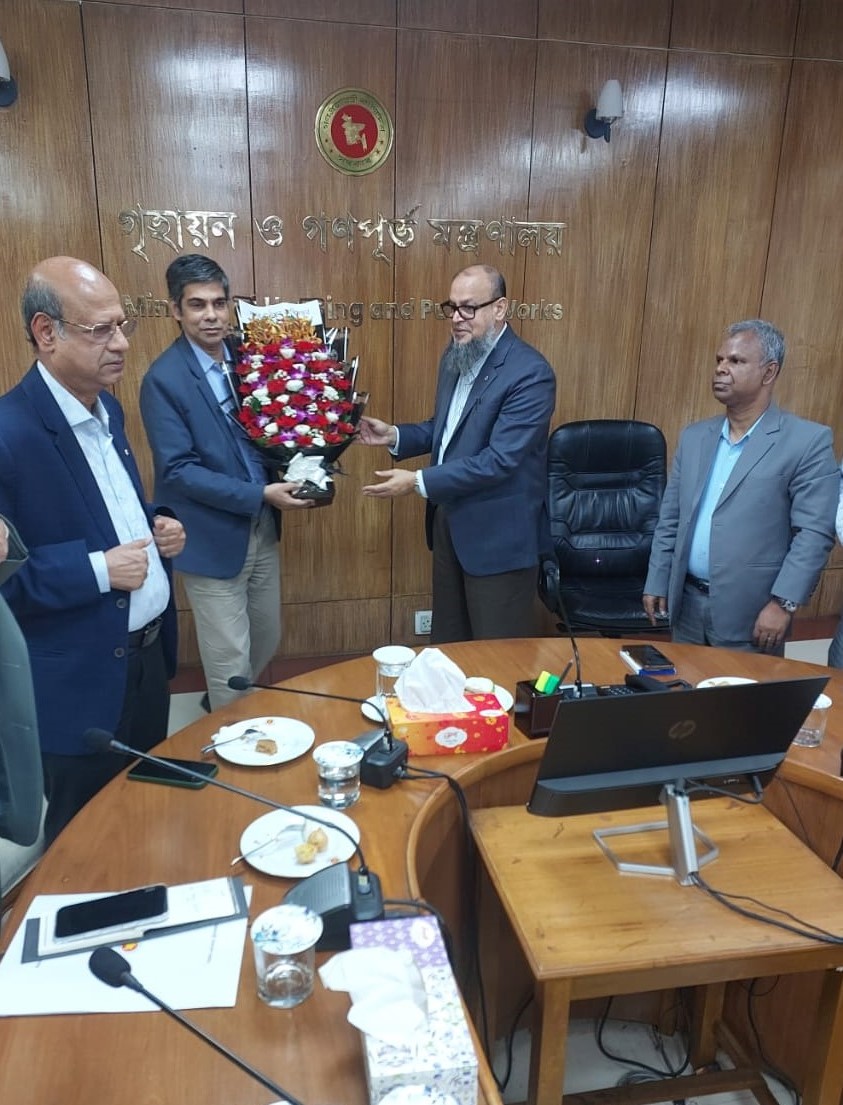 গৃহায়ন ও গণপূর্ত মন্ত্রণালয়ের নবনিযুক্ত সচিব জনাব মো: ওবায়দুর রহমান মহোদয়কে ফুল দিয়ে শুভেচ্ছা জানান নগর উন্নয়ন অধিদপ্তরের পরিচালক (অতিরিক্ত সচিব) জনাব মোঃ মাহমুদ আলী