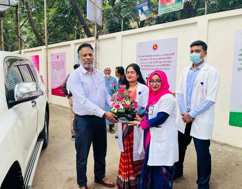 অধ্যাপক ডাঃ সামিউল ইসলাম,পরিচালক,প্রশাসন, স্বাস্থ্য অধিদপ্তর মহোদয়কে ফুল দিয়ে স্বাগতম।