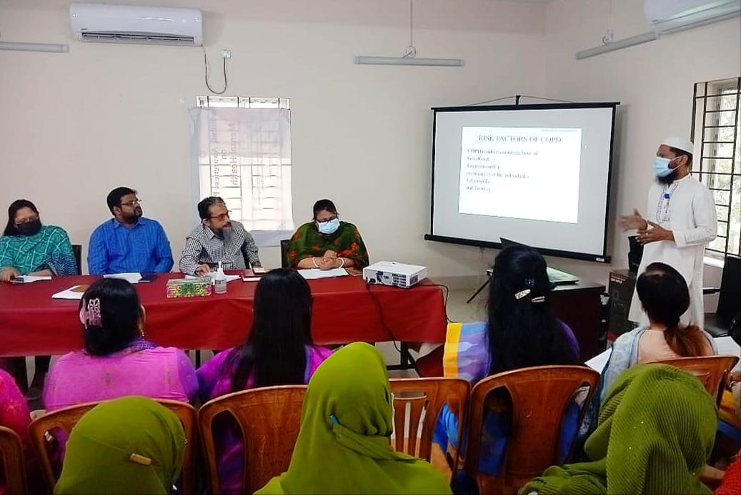 রেসপিরেটরি মেডিসিন বিশেষজ্ঞ ডাঃ মুস্তাফিজুর রহমান COPD and Asthma র বিভিন্ন ঝুঁকি ও ব্যাবস্থাপনা নিয়ে সকলকে অবহিত করেন।