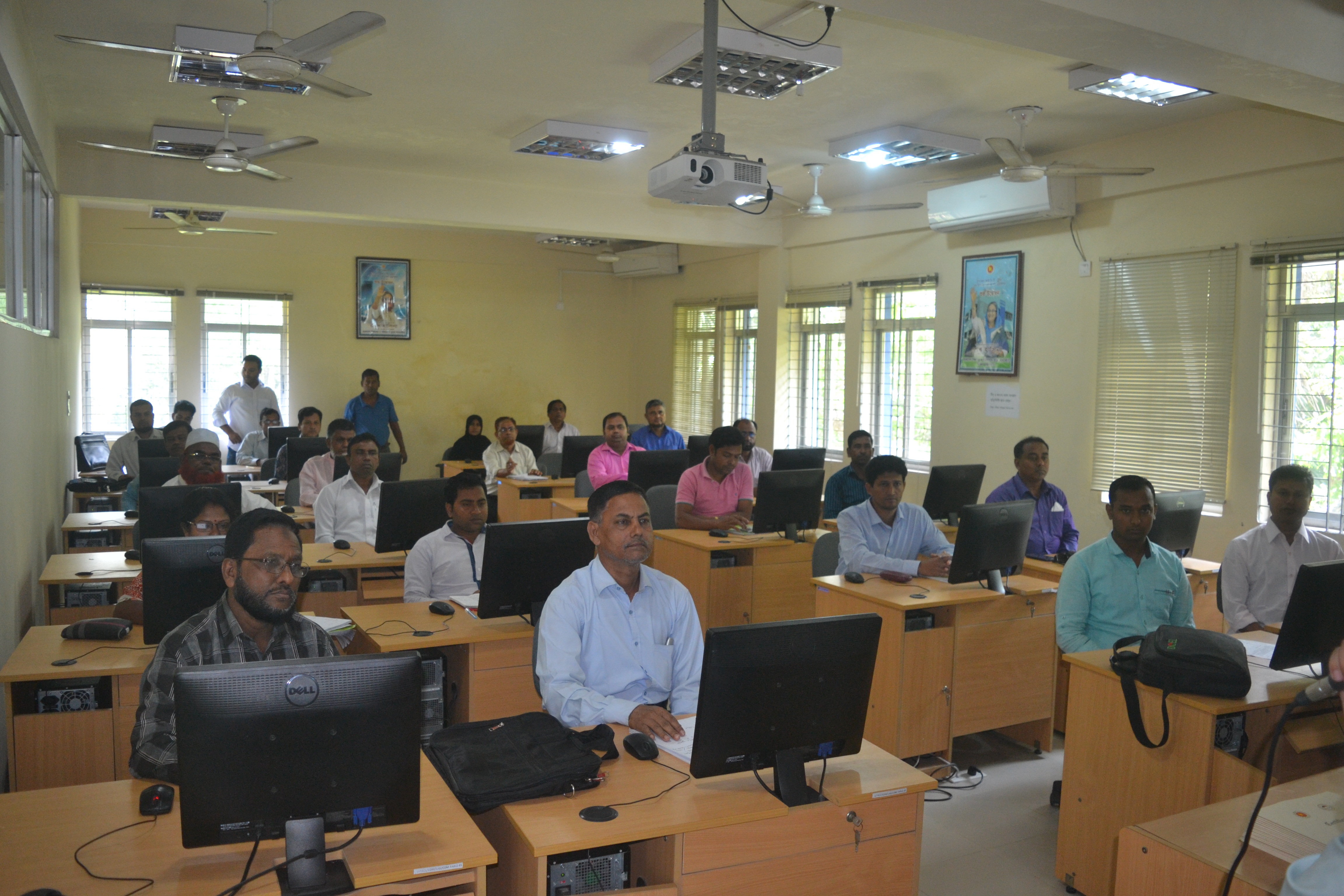 ২০১৭-২০১৮ অর্থবছরে শিক্ষক প্রশিক্ষণের ৩য় ও ৪র্থ ব্যাচের সমাপনী অনুষ্ঠানের ছবি।