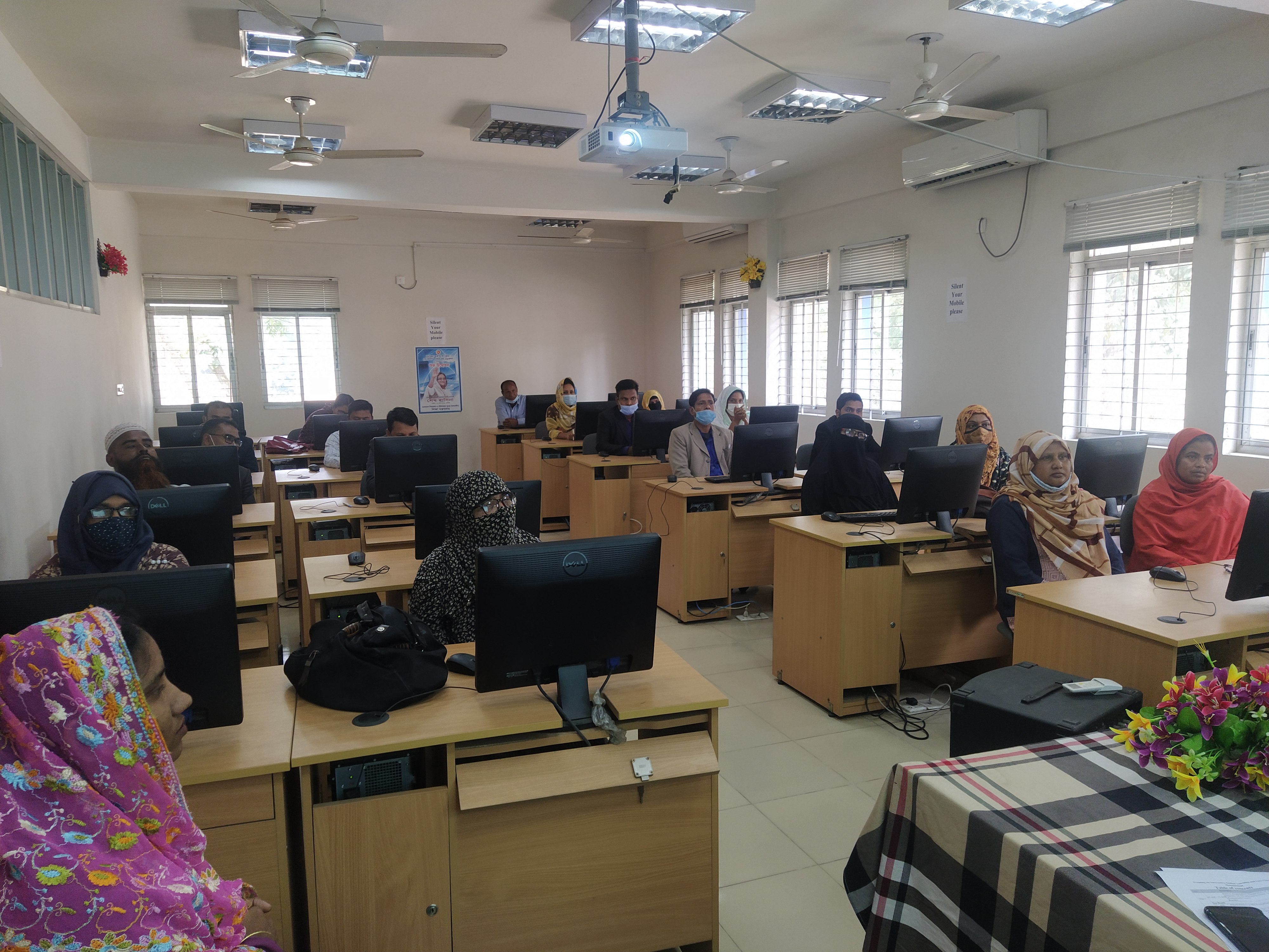 ট্রেনিং অন ইন্টারএকটিভ অনলাইন টিচিং এন্ড লাইভ ক্লাস ম্যানেজমেন্ট এর ১ম ব্যাচের ফটোগ্রাফি