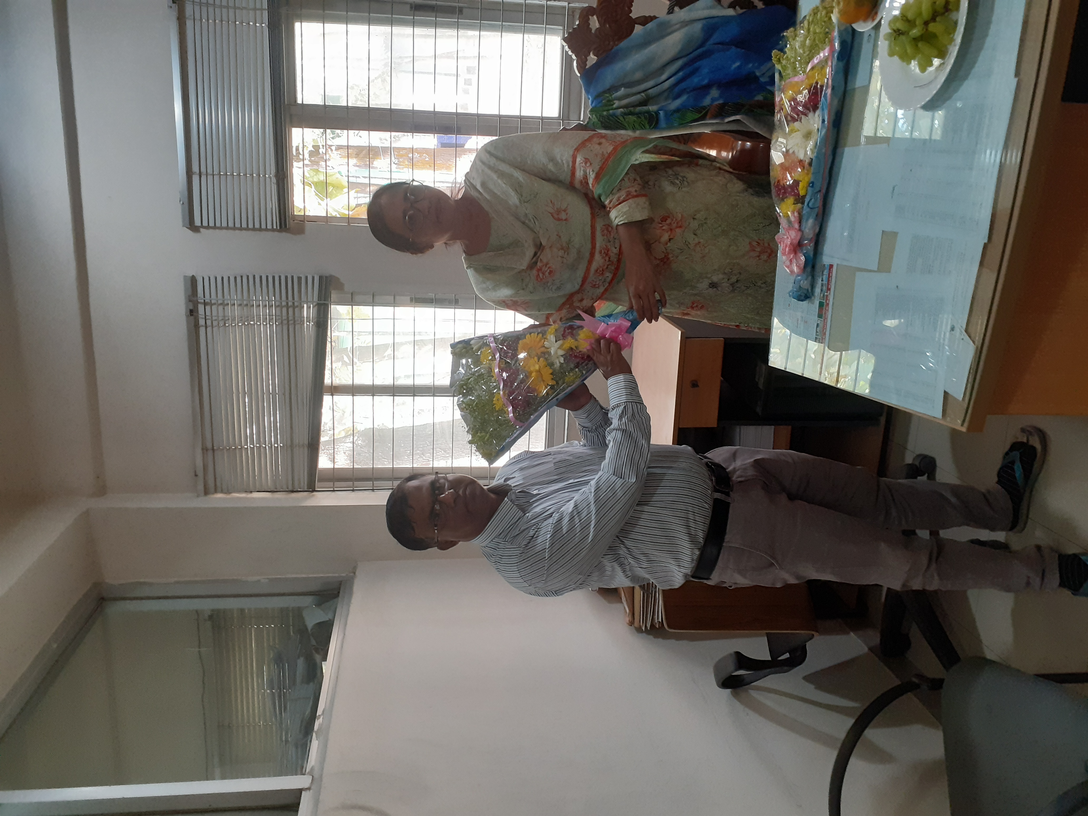 ব্যানবেইসের হাসানুল্লাহ মাহমুদ স্যারকে ফুলের শভেচ্ছা।