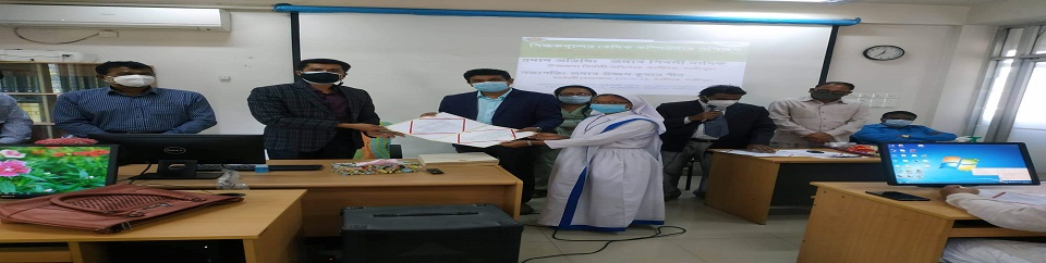 ট্রেনিং এর সমাপনী অনুষ্ঠানে সার্টিফিকেট বিতরণ