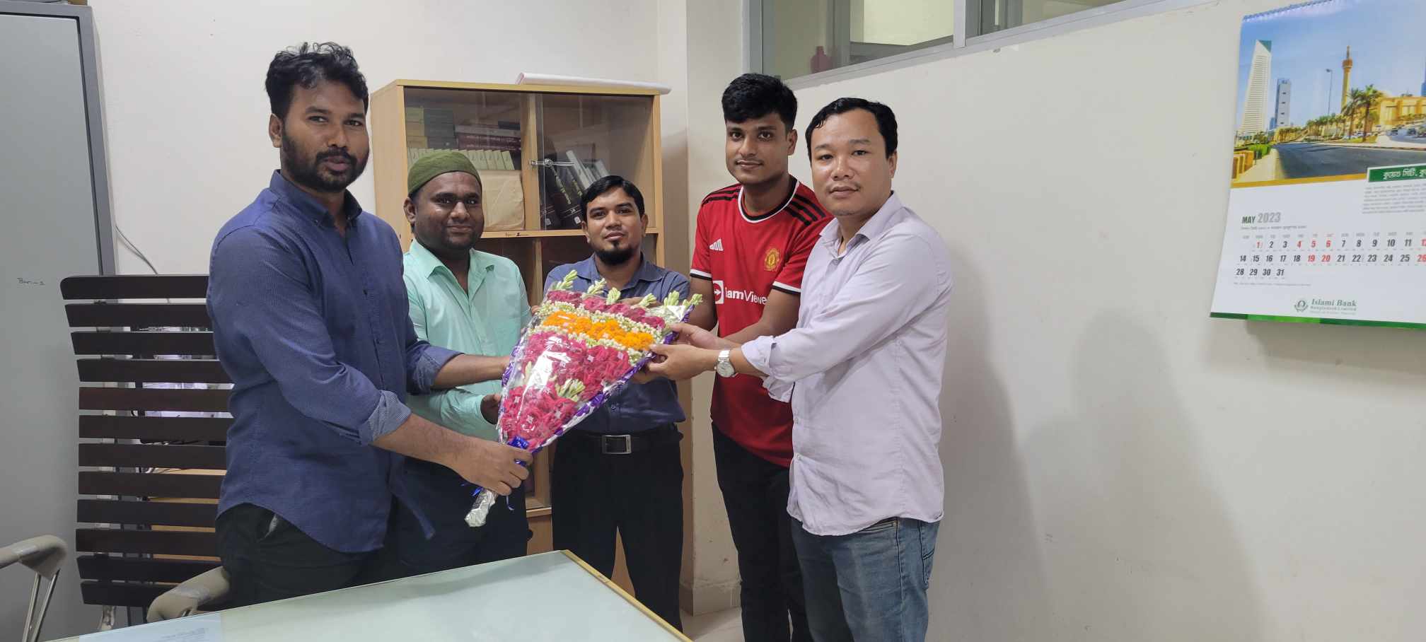 সহকারী প্রোগ্রামার স্যার কে ফুল দিয়ে গ্রহণ করা হচ্ছে