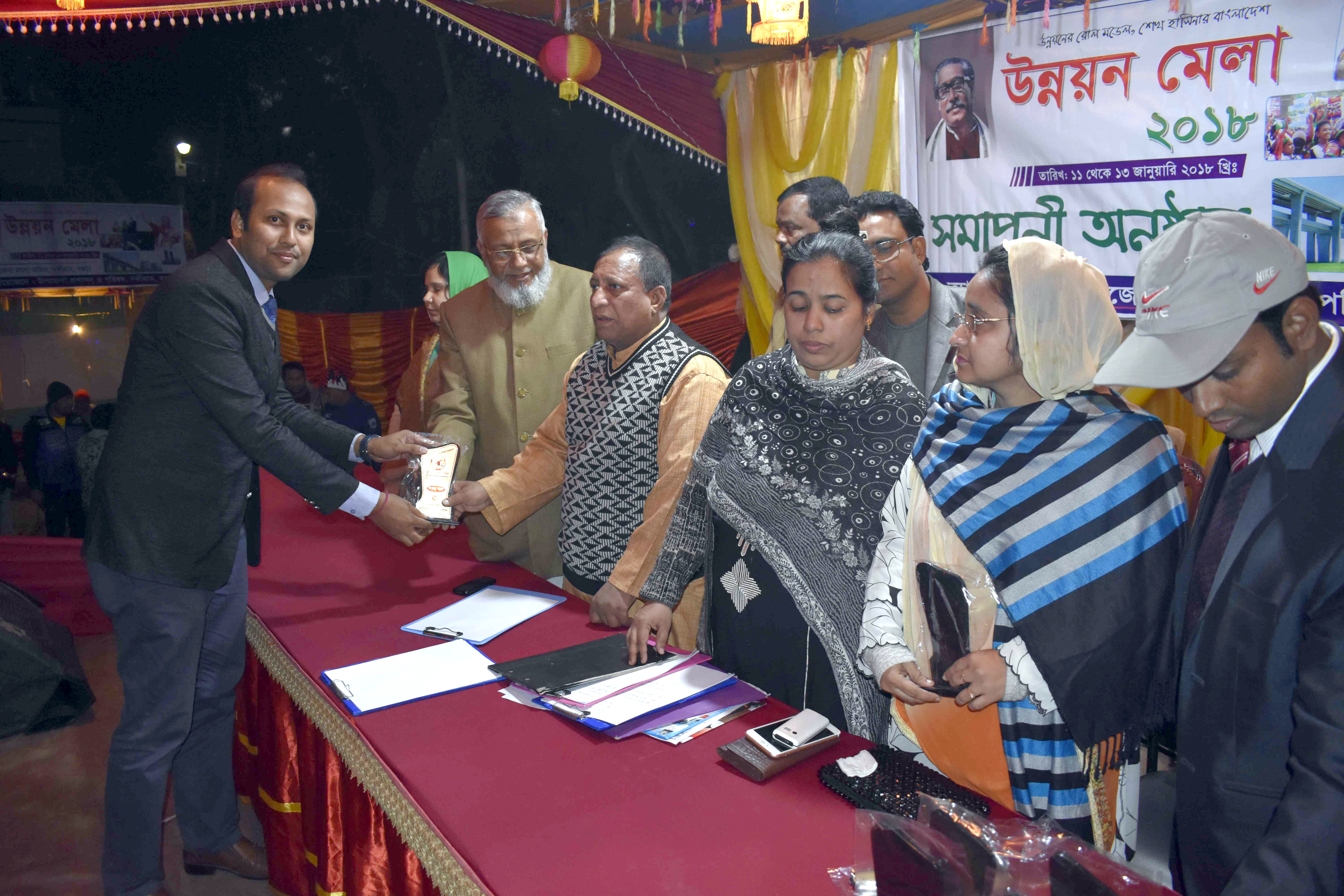 সহকারী প্রোগ্রামার, ইউআইটিআরসিই মাননীয় সংসদ সদস্য, বগুড়া-৪ এর কাছ থেকে সম্মাননা গ্রহণ করছেন