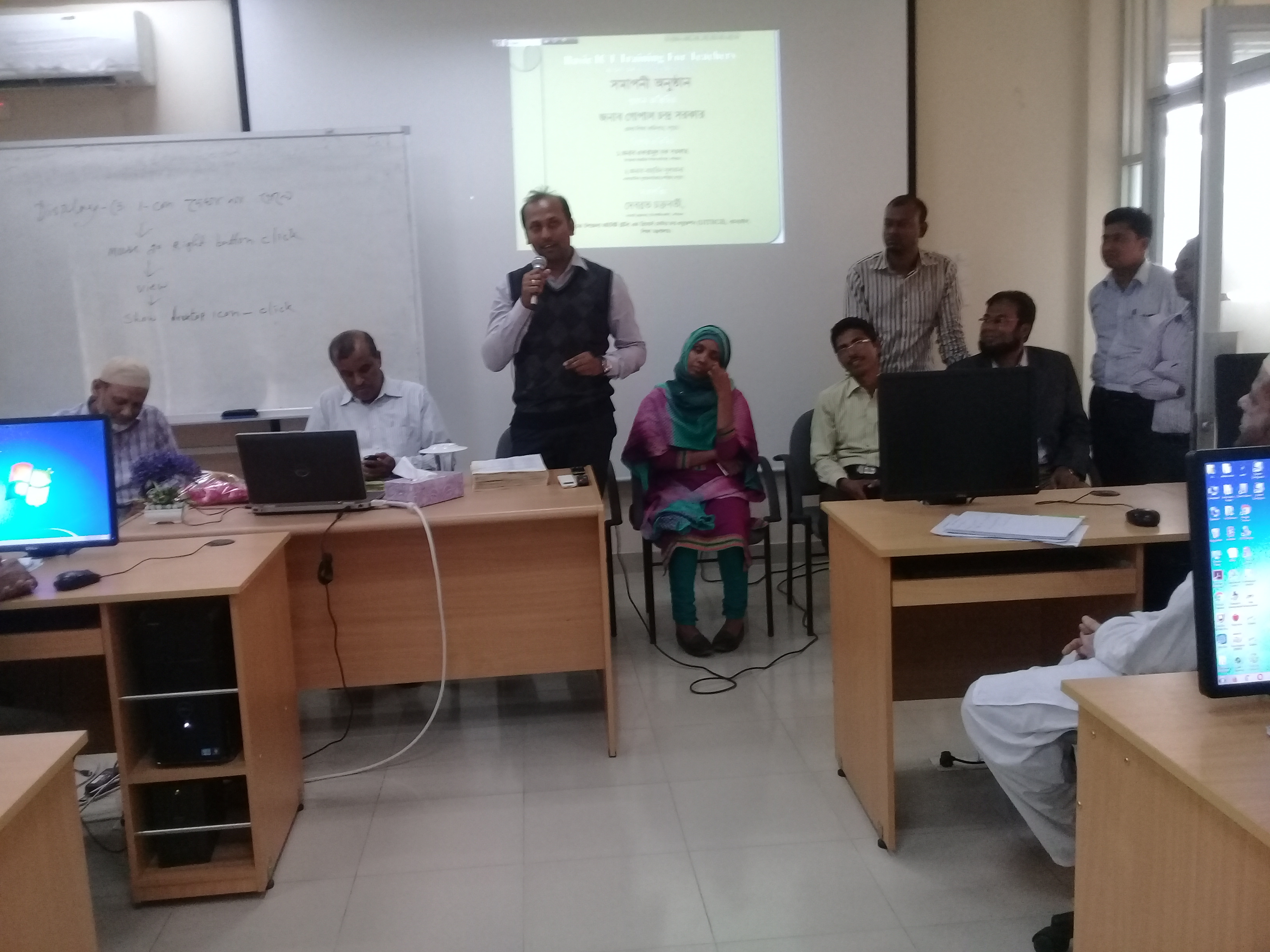 বক্তব্য রাখছেন নন্দীগ্রাম UITRCE এর সহকারী প্রোগ্রামার