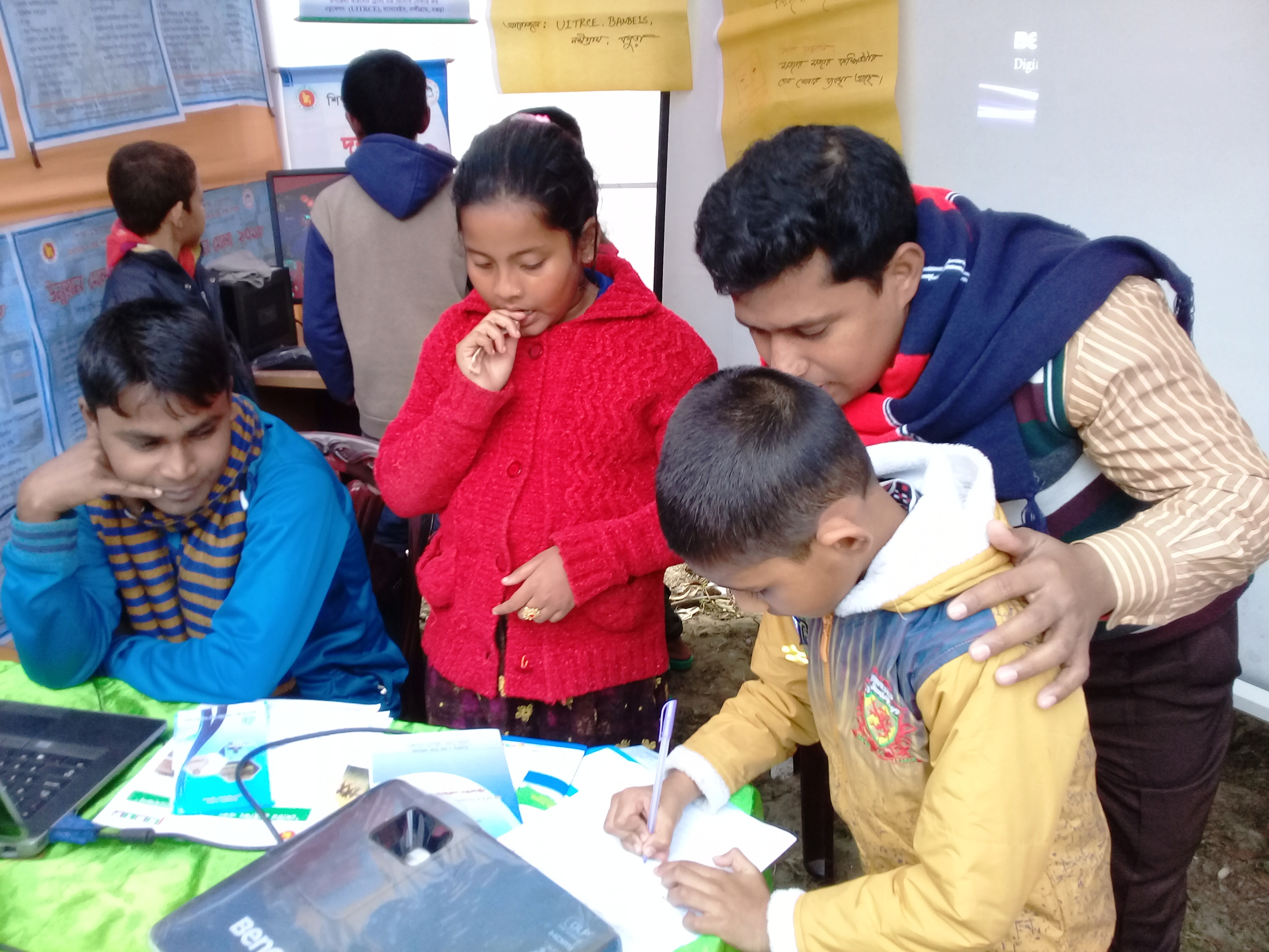 বিনামূল্যে কম্পিউটার গেম খেলতে নিবন্ধন করছে একজন শিশু