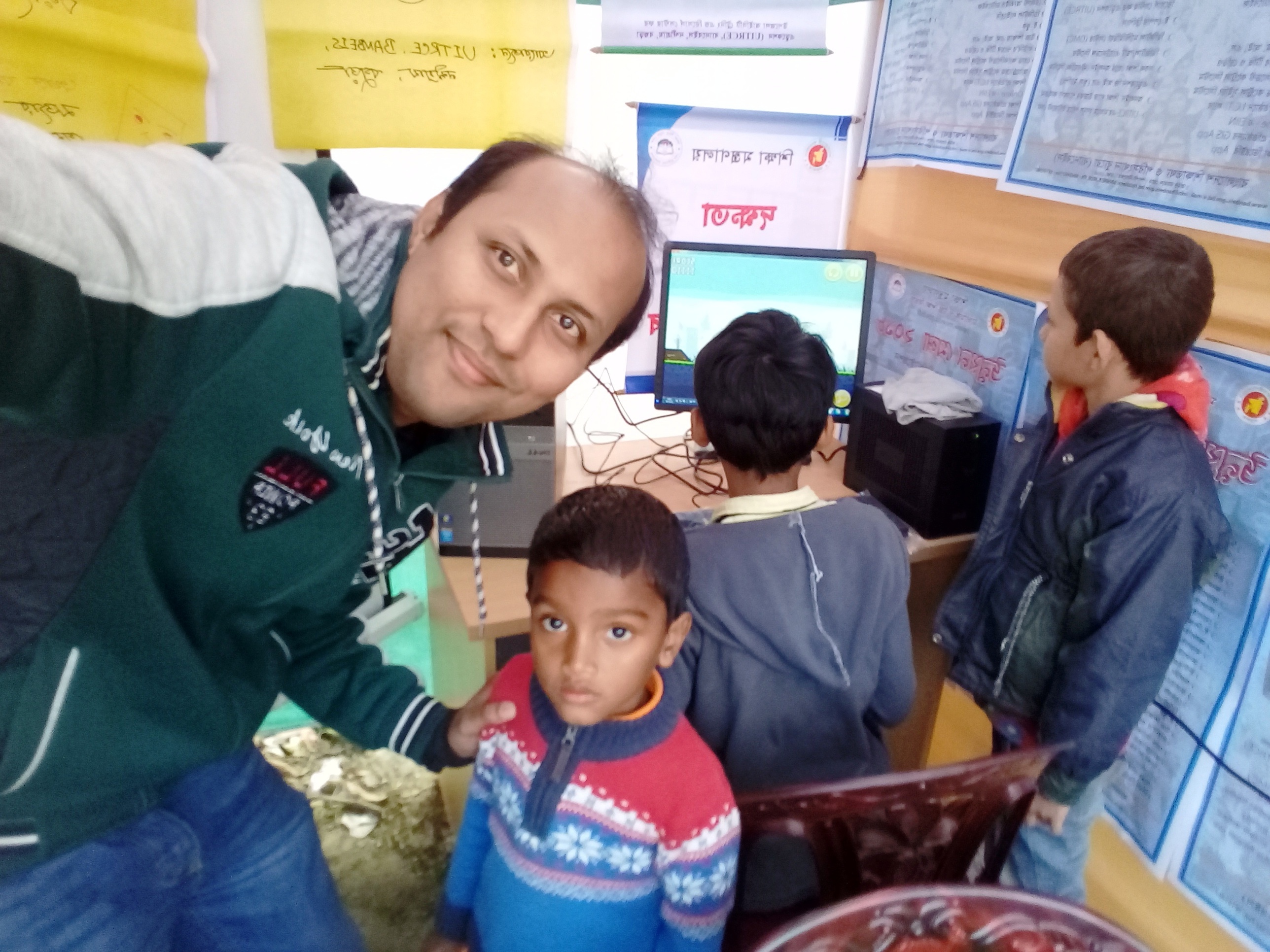 গেম খেলতে আসা শিশুদের সঙ্গে ইউআইটিআরসিই এর সহকারী প্রোগ্রামার