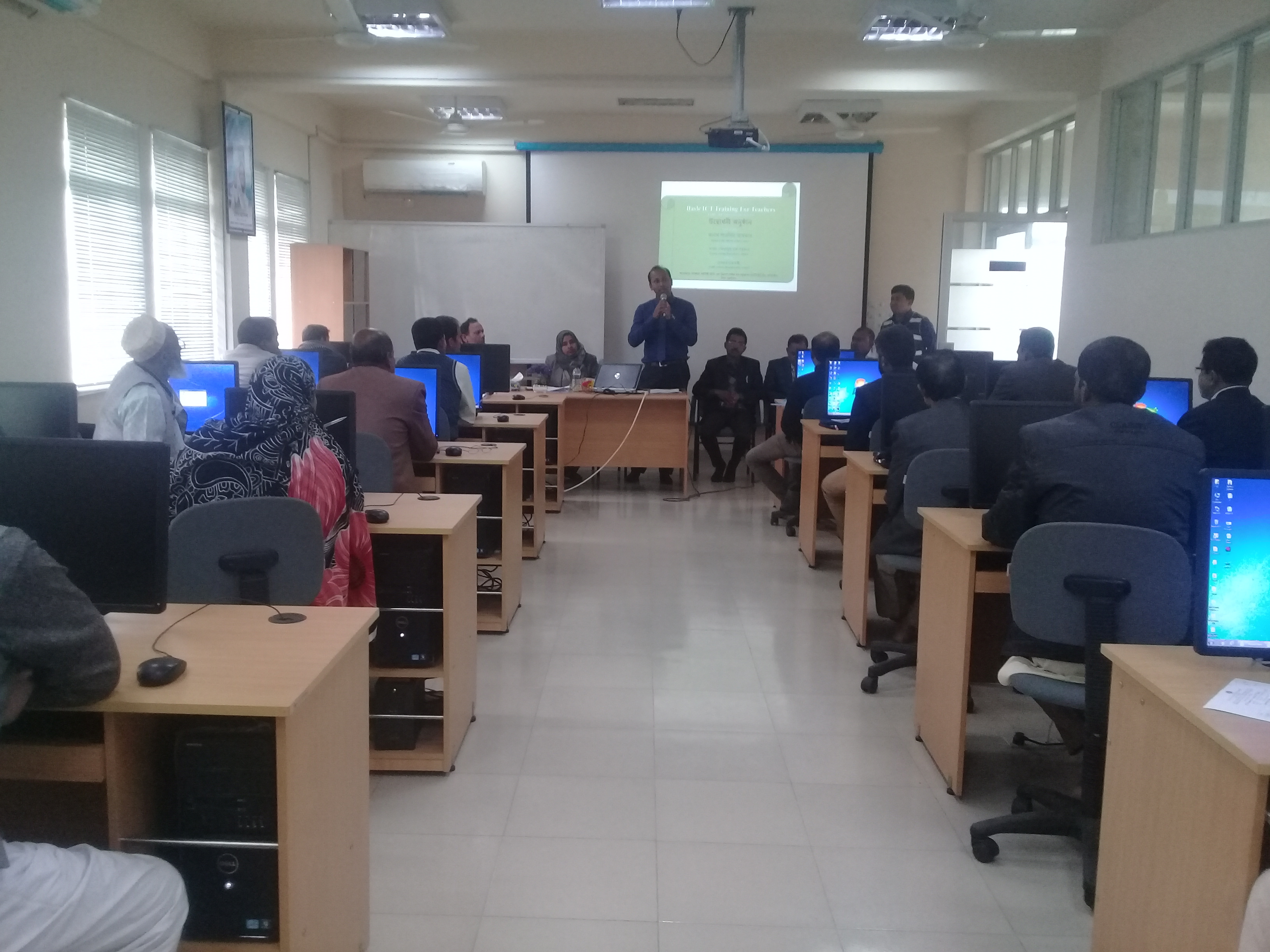 বক্তব্য রাখছেন নন্দীগ্রাম UITRCE এর সহকারী প্রোগ্রামার