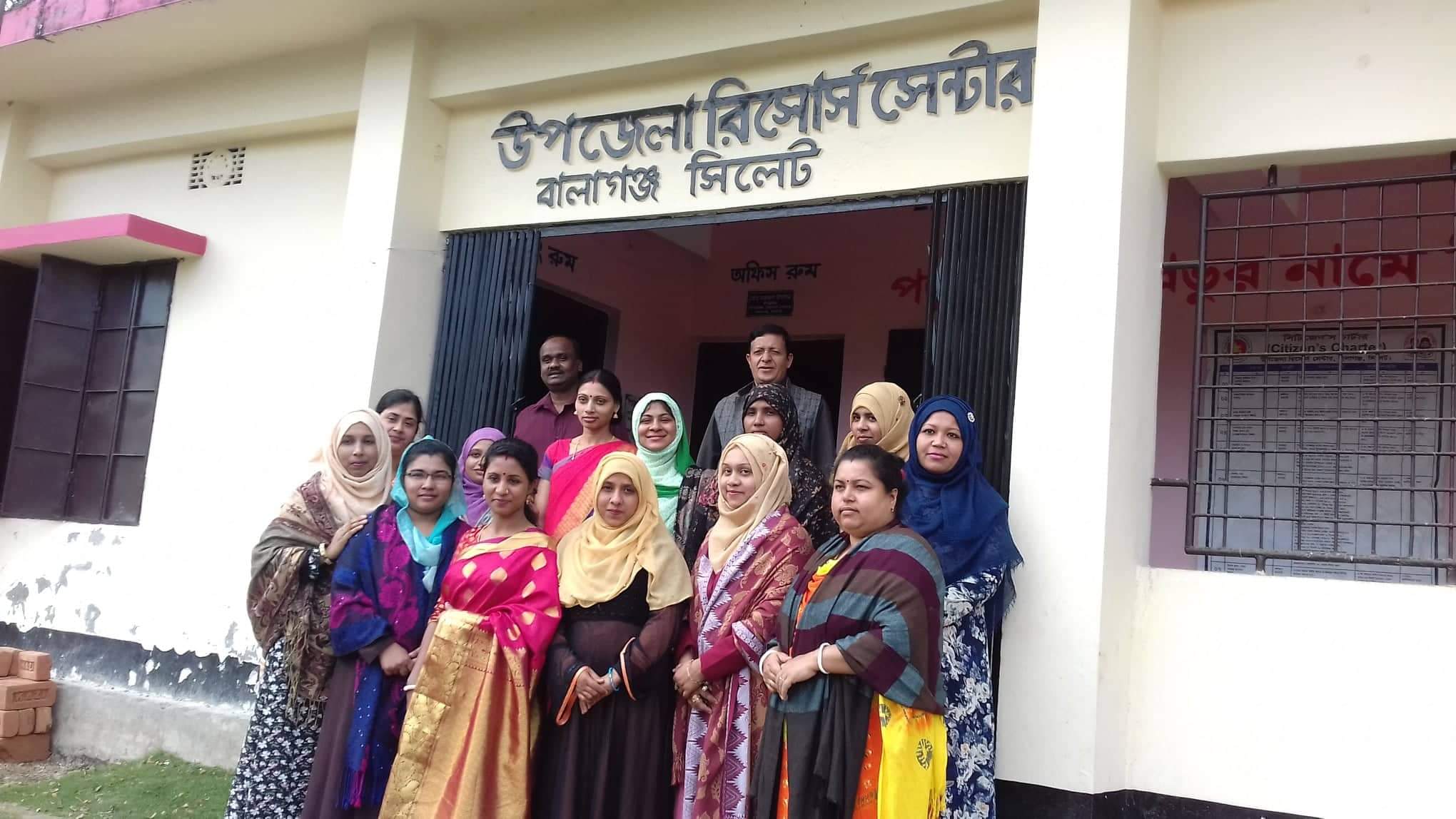 নতুন ভবনের সামনে সহকর্মীদের সঙ্গে