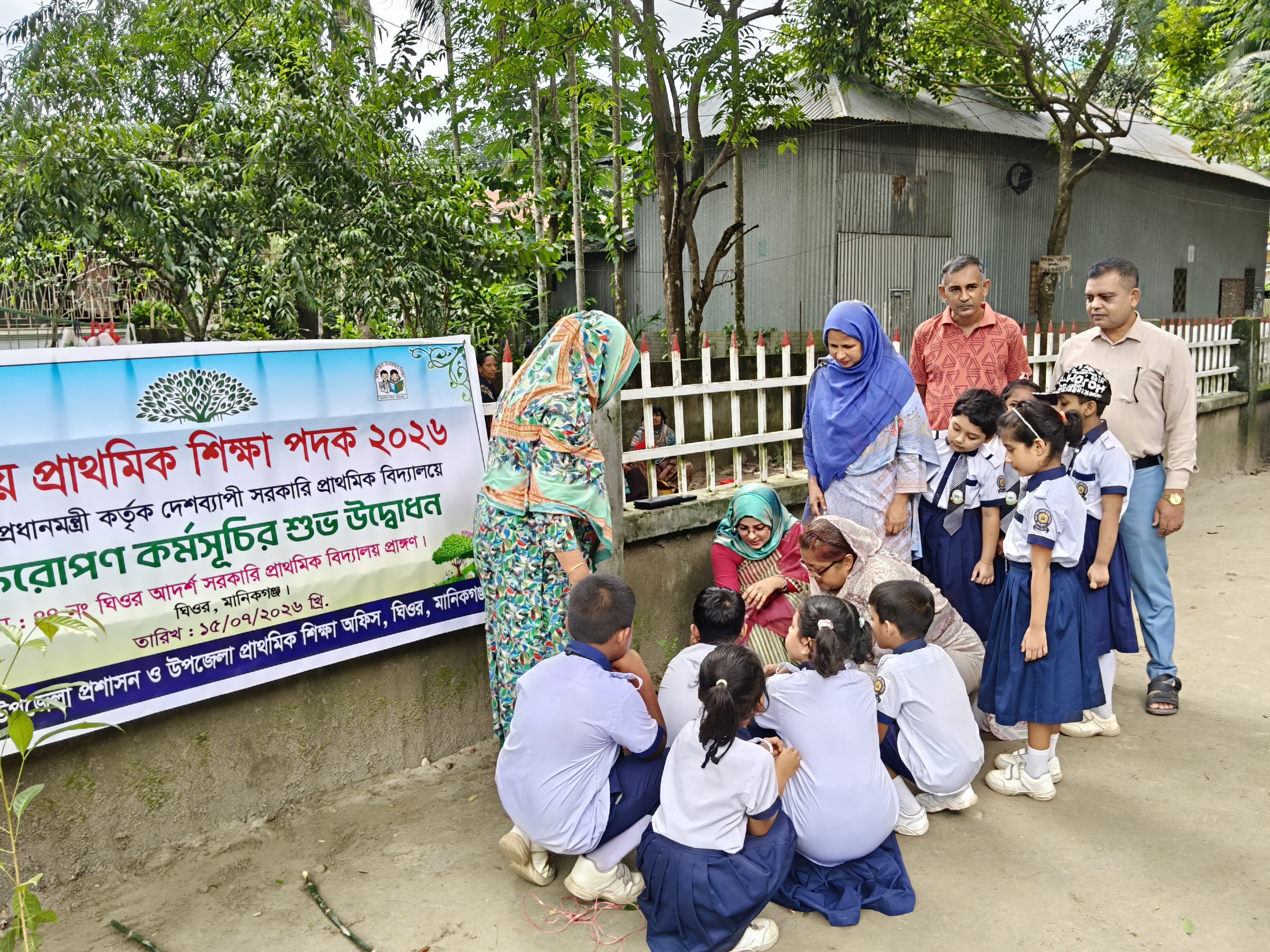 বৃ্ক্ষ রোপন কর্মসূচিতে বিদ্যালয় প্রঙ্গণে বৃক্ষপোন।