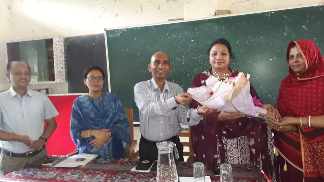 ফুল দিয়ে বরণ