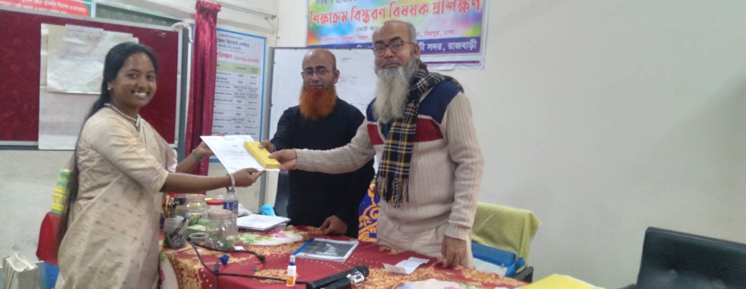 সরকারি প্রাথমিক বিদ্যালয়ের শিক্ষকদের কারিকুলাম প্রশিক্ষণ শেষে সনদ ও পুরষ্কার বিতরণ