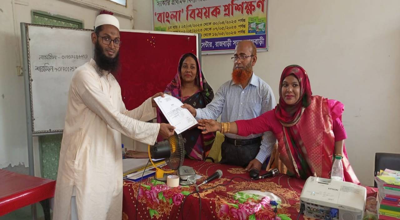 বিষয়ভিত্তিক বাংলা প্রশিক্ষণ শেষে অংশগ্রহণকারীদের মাঝে সনদ বিতরণ