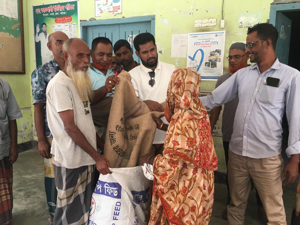 জেলেদের মাঝে চাল বিতরন