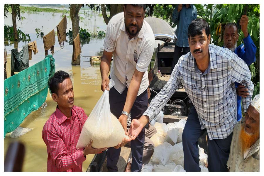 ০৩ নং পশ্চিম পৈলনপুর ইউনিয়নের বন্যা প্লাবিত ওয়ার্ডে চাল বিতরণ।