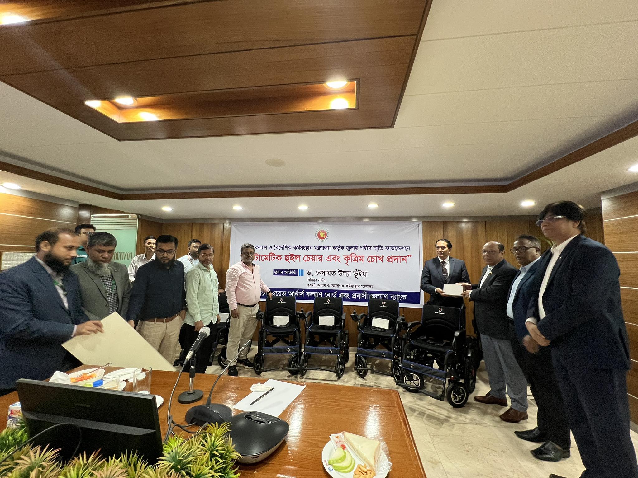 জুলাই শহীদ স্মৃতি ফাউন্ডেশনে অটোমেটিক হুইল চেয়ার এবং কৃত্রিম চোখ প্রদান