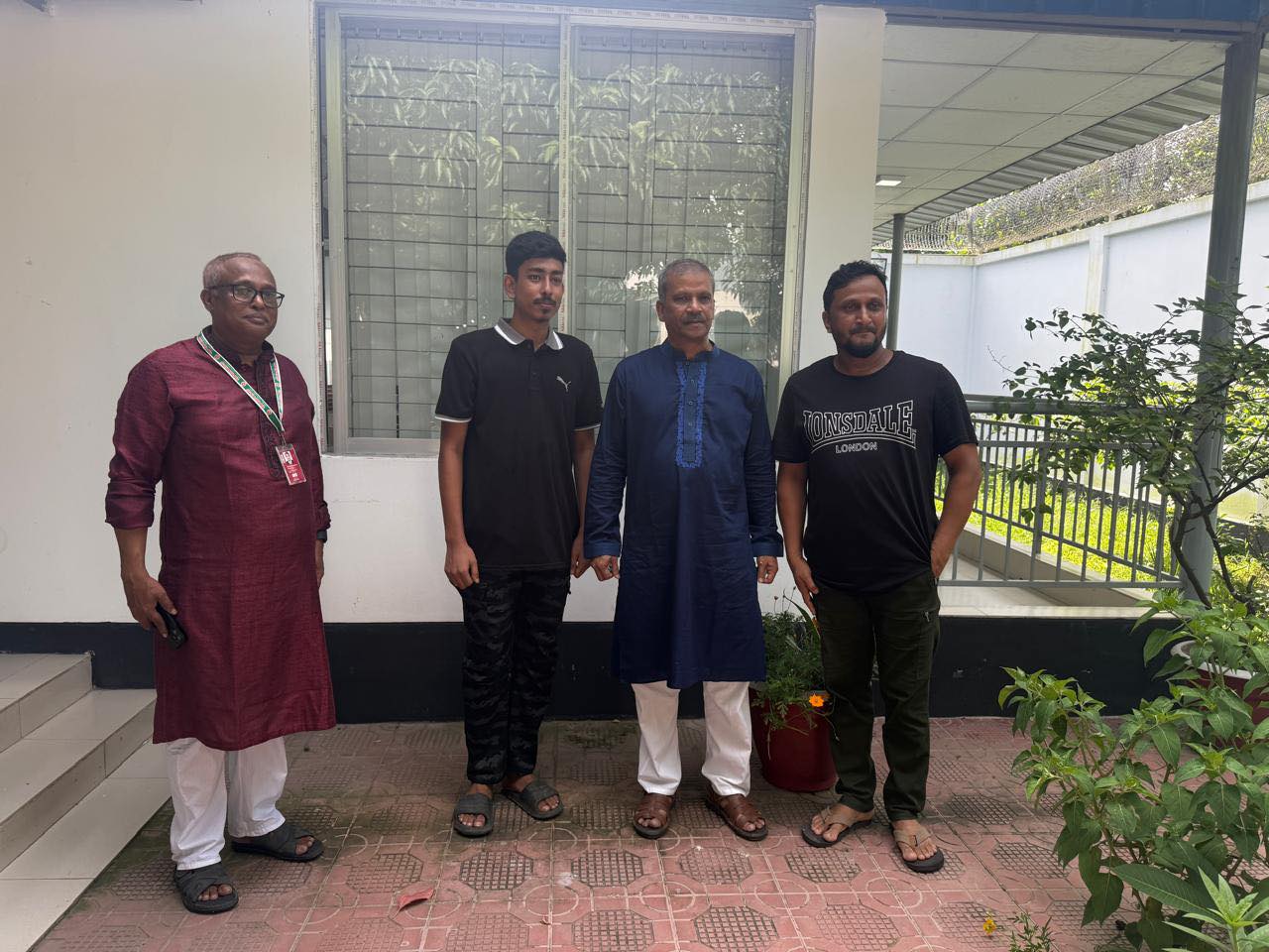 হজরত শাহজালাল আন্তর্জাতিক বিমানবন্দরের সন্নিকটে ওয়েজ আর্নার্স সেন্টার পরিদর্শনকালে বিদেশগামী প্রবাসী কর্মীদের সাথে মাননীয় উপদেষ্টা ড. আসিফ নজরুল, প্রবাসী কল্যাণ ও বৈদেশিক কর্মসংস্থান মন্ত্রণালয়।