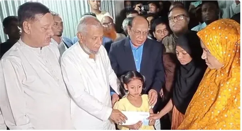 সৌদি আরবে ক্ষেপণাস্ত্রের আঘাতে নিহত কিশোরগঞ্জের কটিয়াদীর রেমিট্যান্স যোদ্ধা বাচ্চু মিয়ার শোকসন্তপ্ত পরিবারের সাথে সাক্ষাৎ ও আর্থিক সহায়তা প্রদান করে মাননীয় মন্ত্রী আরিফুল হক চৌধুরী