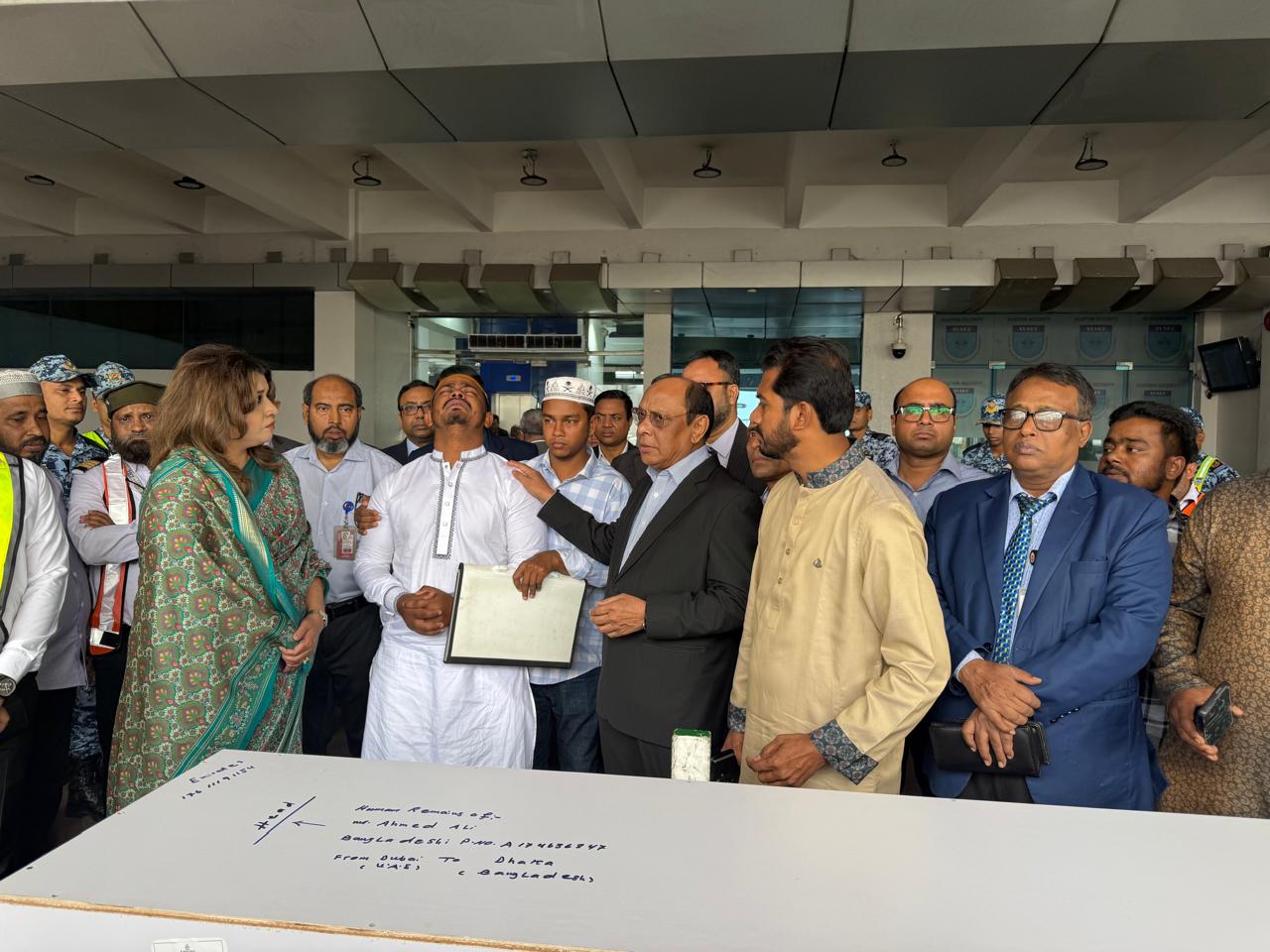 ইরান–ইসরায়েল যুদ্ধ পরিস্থিতিতে দুবাইয়ে নিহত প্রবাসী বাংলাদেশি জনাব আহমেদ আলী–এর মরদেহ আজ ঢাকায় পৌঁছালে তা গ্রহণ করেন পররাষ্ট্র প্রতিমন্ত্রী এবং প্রবাসী কল্যাণ ও বৈদেশিক কর্মসংস্থান মন্ত্রণালয়ের মাননীয় প্রতিমন্ত্রী