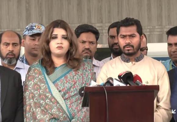 ইরান–ইসরায়েল যুদ্ধ পরিস্থিতিতে দুবাইয়ে নিহত প্রবাসী বাংলাদেশি জনাব আহমেদ আলী–এর মরদেহ আজ ঢাকায় পৌঁছালে তা গ্রহণ করেন পররাষ্ট্র প্রতিমন্ত্রী এবং প্রবাসী কল্যাণ ও বৈদেশিক কর্মসংস্থান মন্ত্রণালয়ের মাননীয় প্রতিমন্ত্রী