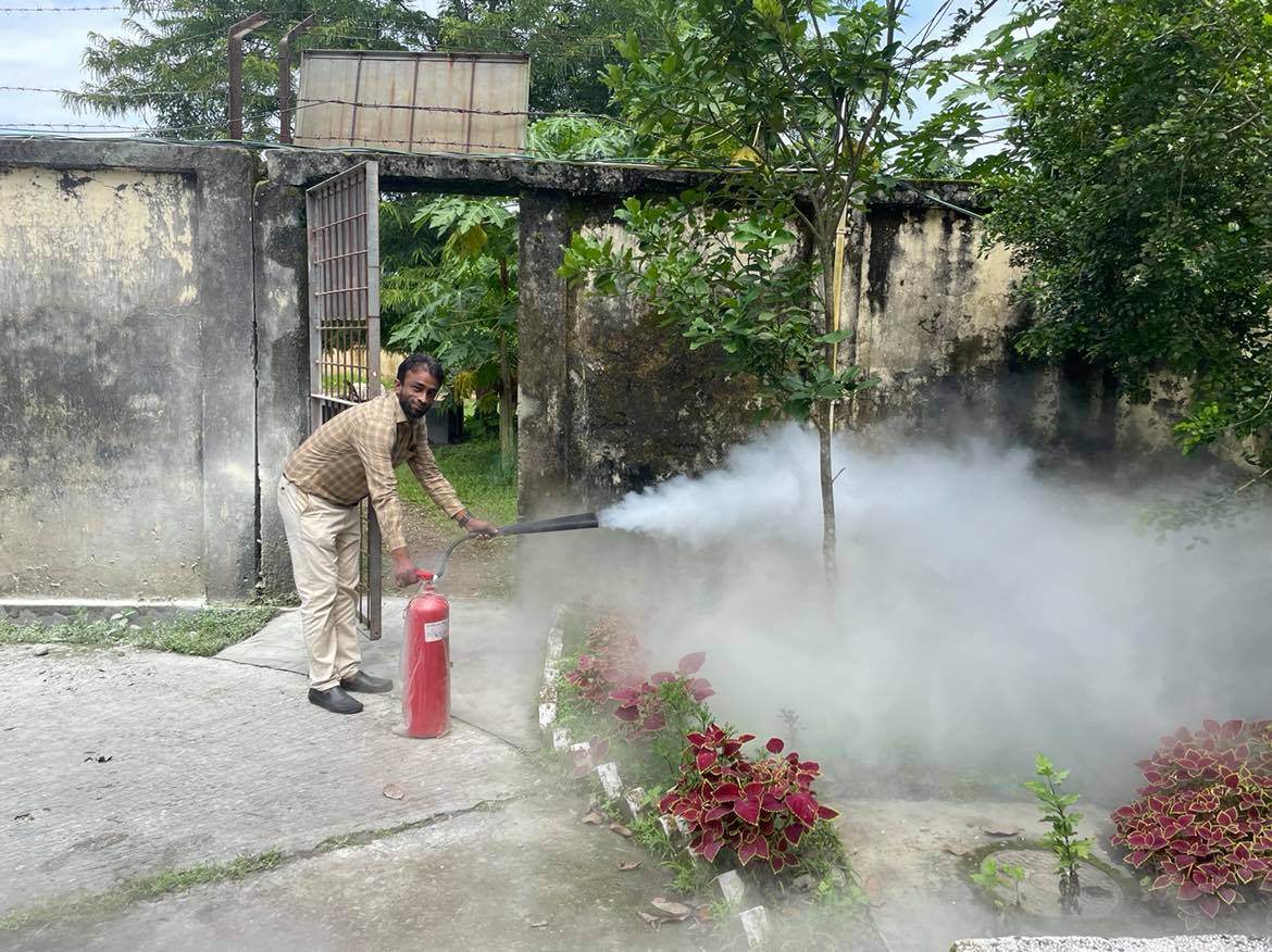 ৩৩/১১ কেভি উপকেন্দ্রে ফায়ার এক্সটিংগুইসার ব্যবহারের প্রশিক্ষন প্রদানকালীন সময়ে