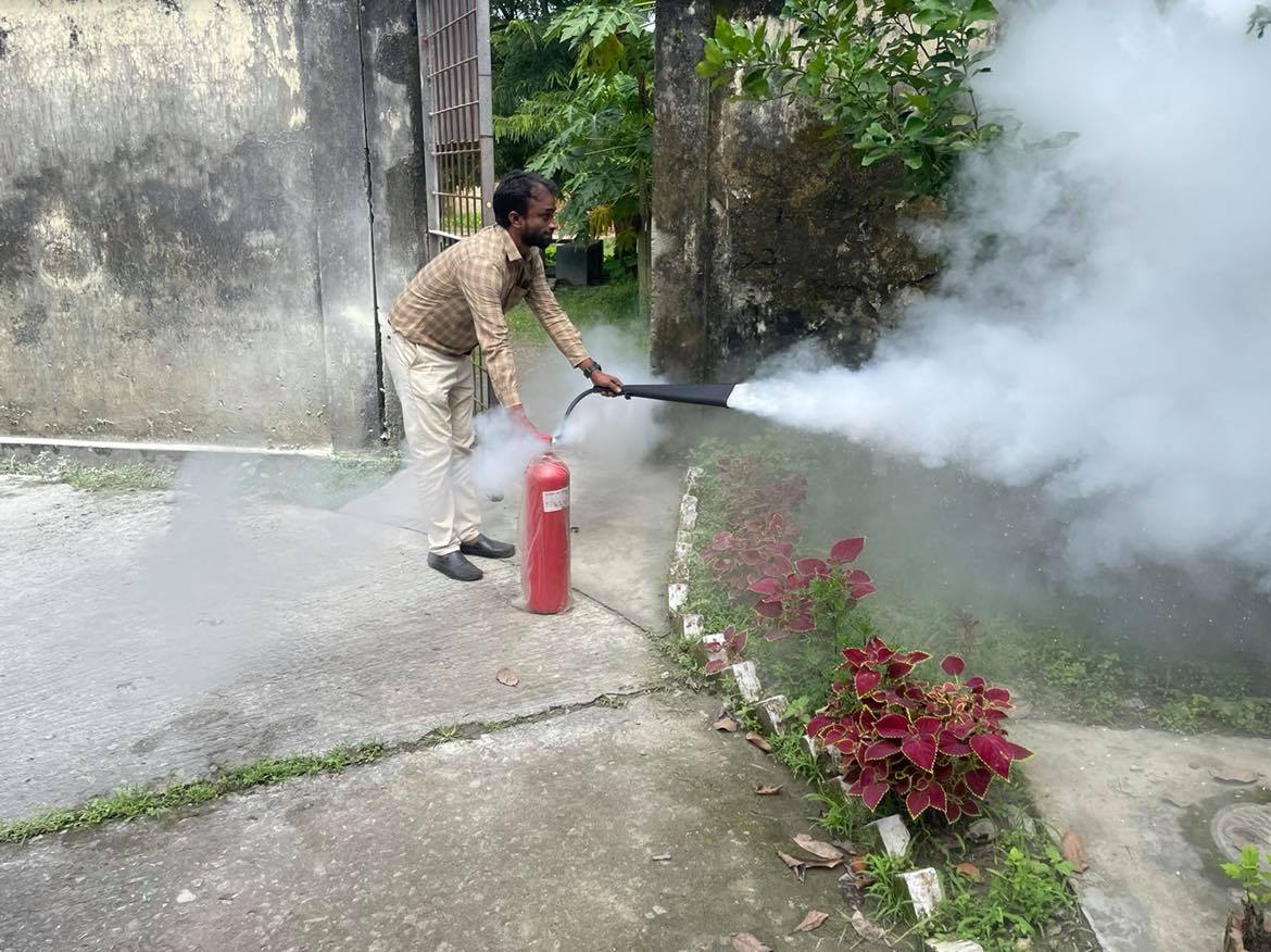৩৩/১১ কেভি উপকেন্দ্রে ফায়ার এক্সটিংগুইসার ব্যবহারের প্রশিক্ষন প্রদানকালীন সময়ে