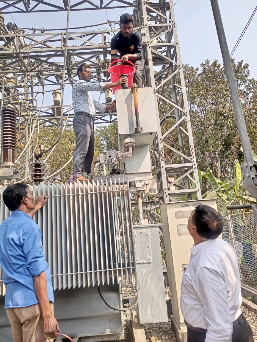 ৩৩/১১ কেভি ট্রান্সফর্মারে তেল রিফিলিং।