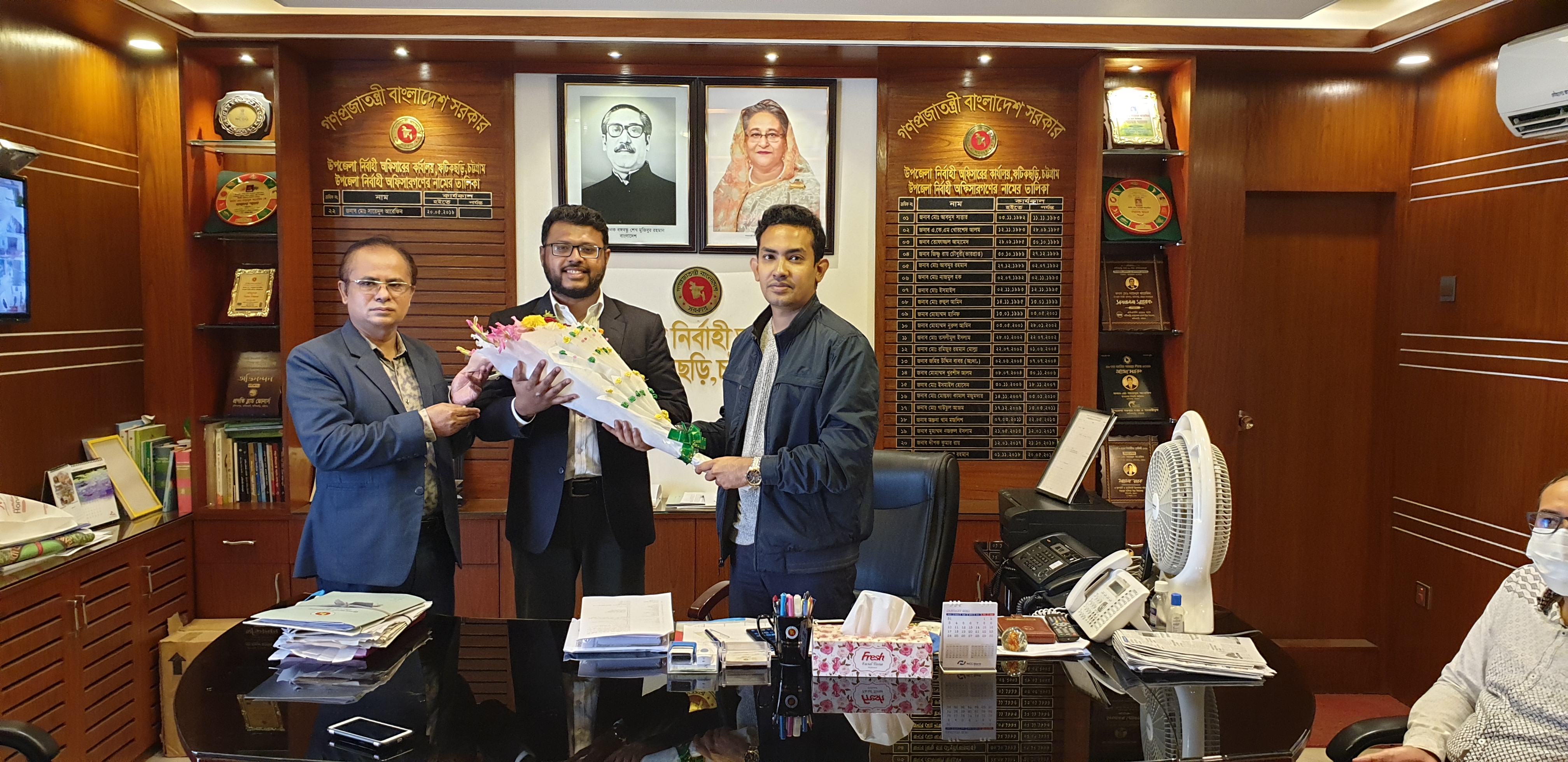 উপজেলা যুব উন্নয়ন কর্মকর্তা জনাব তানভীর আহমেদ সিদ্দিকীকে বরণ করে নিচ্ছেন উপজেলা নির্বাহী অফিসার জনাব মোঃ সায়েদুল আরেফিন