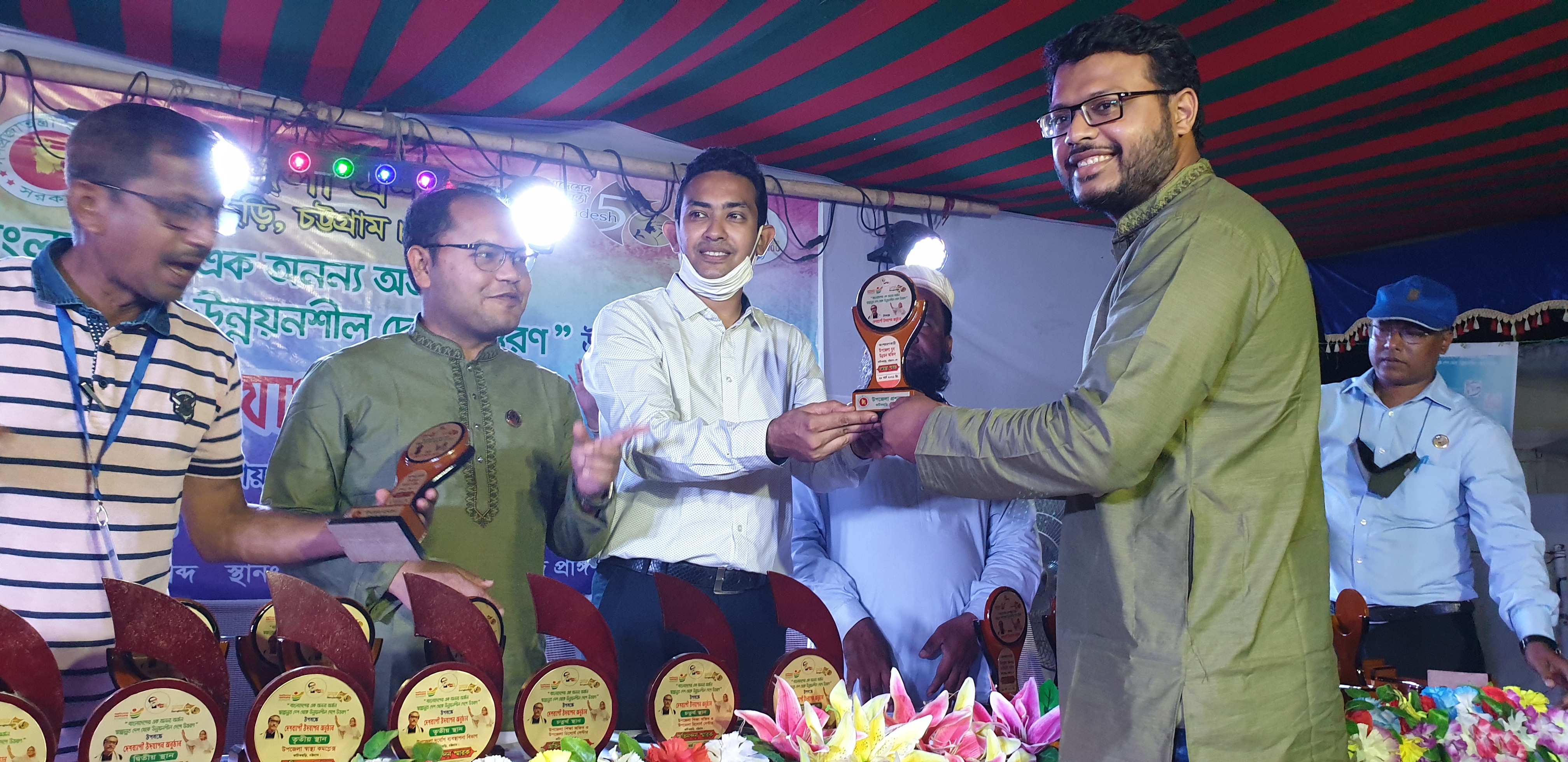উপজেলা নির্বাহী অফিসারের হাত থেকে পুরষ্কার নিচ্ছেন জনাব তানভীর আহমেদ সিদ্দিকী, উপজেলা যুব উন্নয়ন কর্মকর্তা