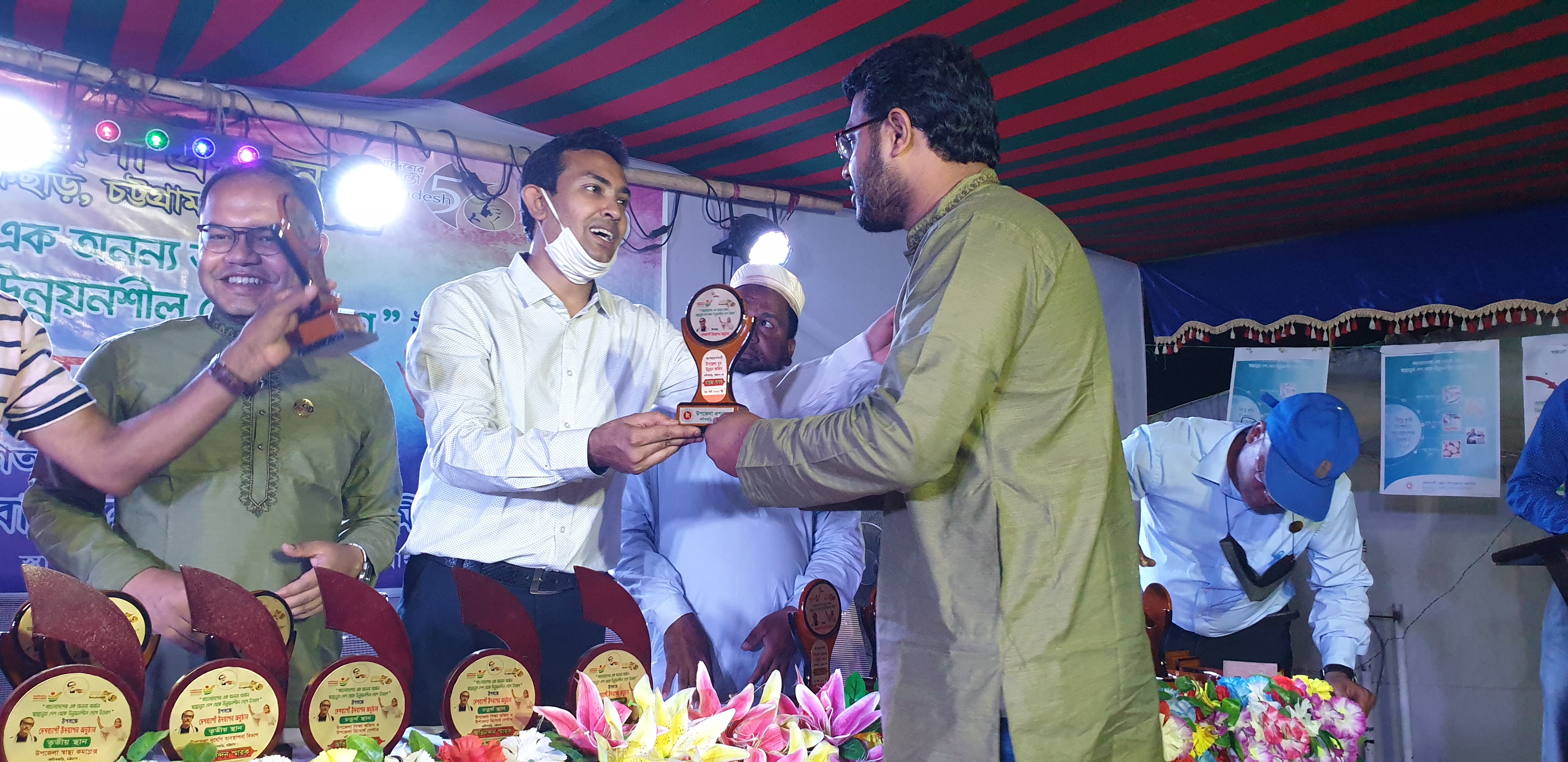 উপজেলা নির্বাহী অফিসারের হাত থেকে পুরষ্কার নিচ্ছেন জনাব তানভীর আহমেদ সিদ্দিকী, উপজেলা যুব উন্নয়ন কর্মকর্তা