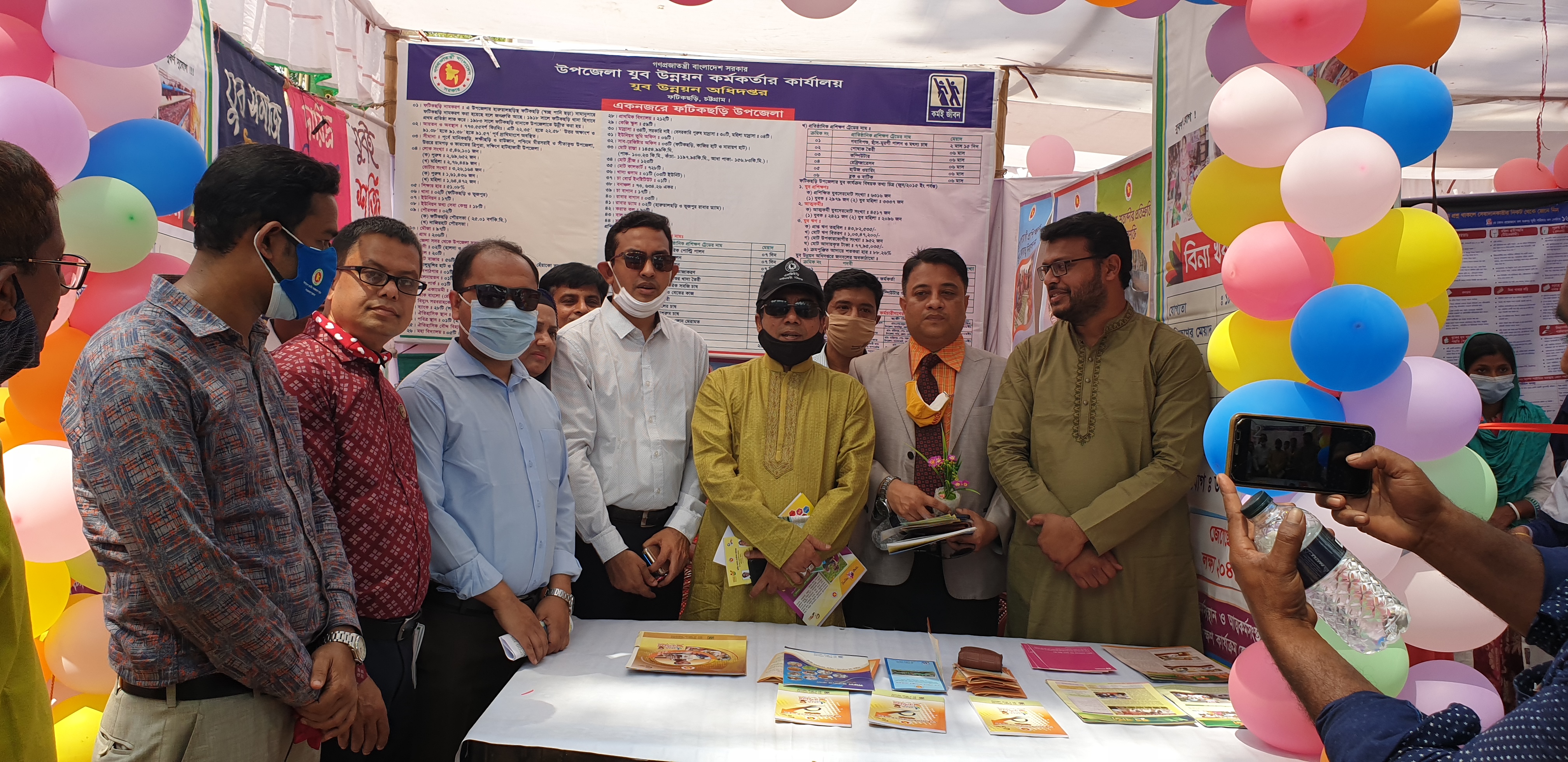 উপজেলা যুব উন্নয়ন কর্মকর্তার স্টল পরিদর্শন করছেন উপজেলা চেয়ারম্যান, ঊপজেলা নির্বাহী অফিসার, সহকারী কমিশনার ভুমি, উপজেলা ভাইস চেয়ারময়ান, এবং অন্যান্য সরকারী কর্মকর্তারা